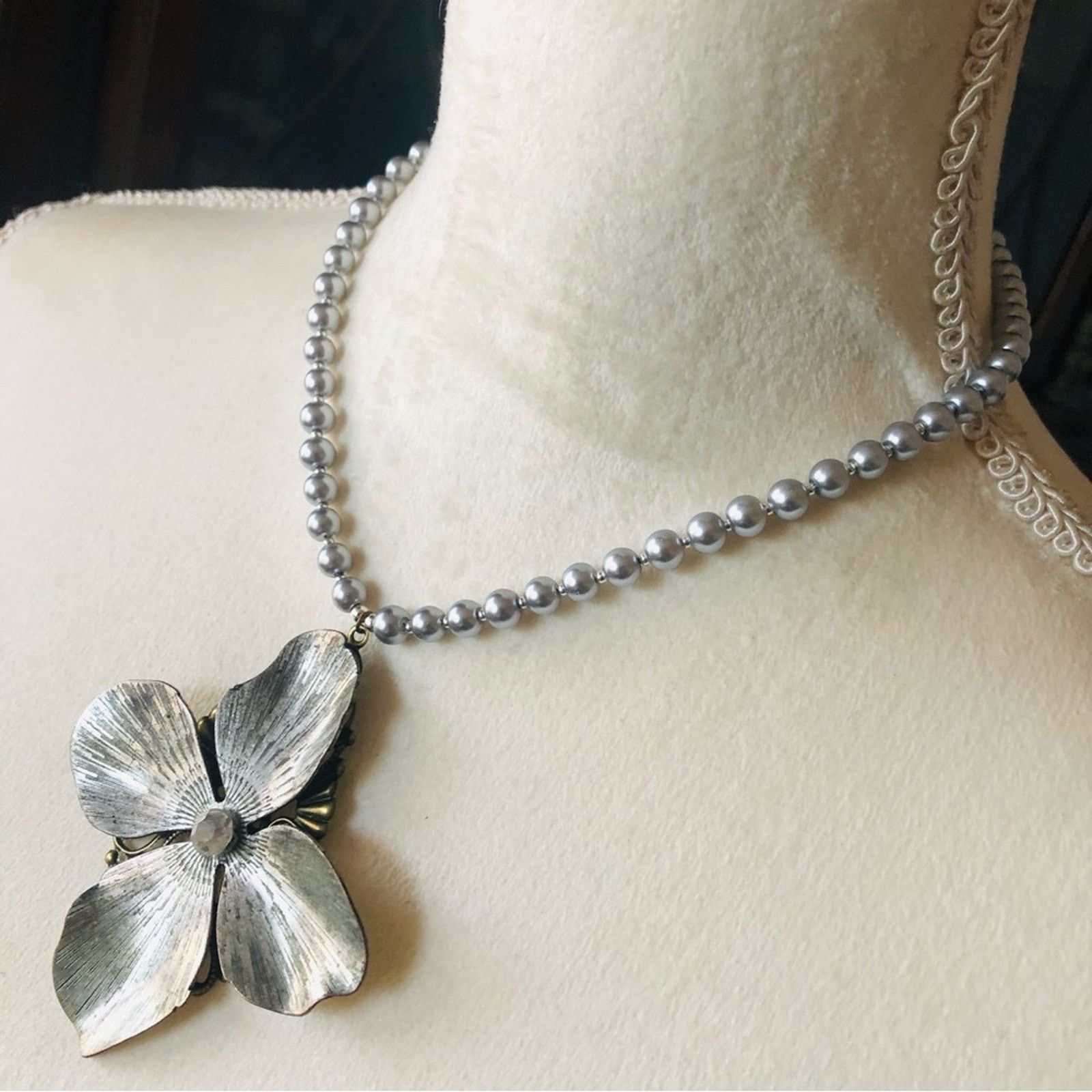 Handmade Handcrafted repurpose large silver floral Pearl necklace Size ONE SIZE - 4 Thumbnail