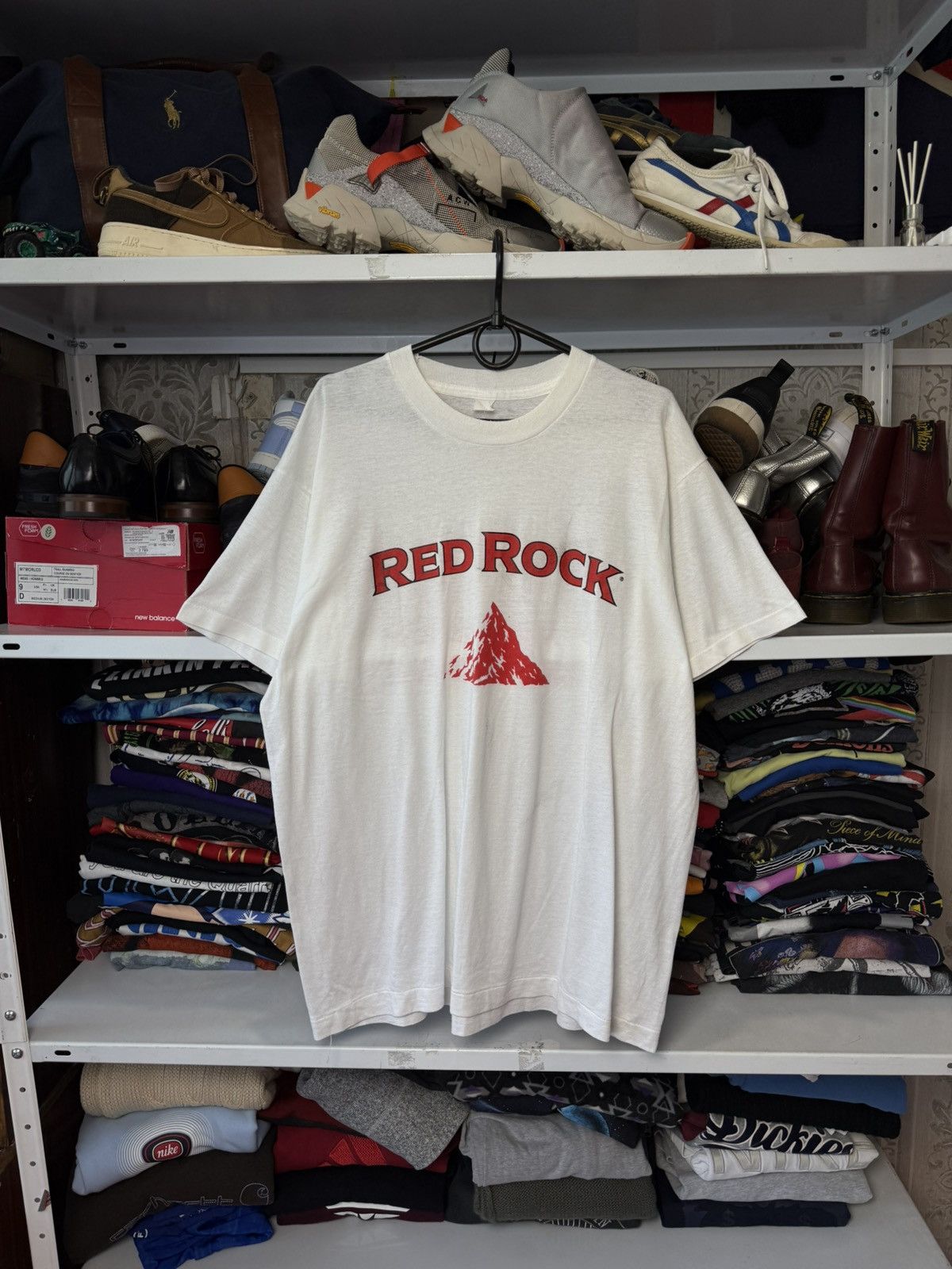 Vintage Vintage Red Rock Tee IT'S NOT RED AND THERE'S NO ROCKS IN IT Size US L / EU 52-54 / 3 - 1 Thumbnail