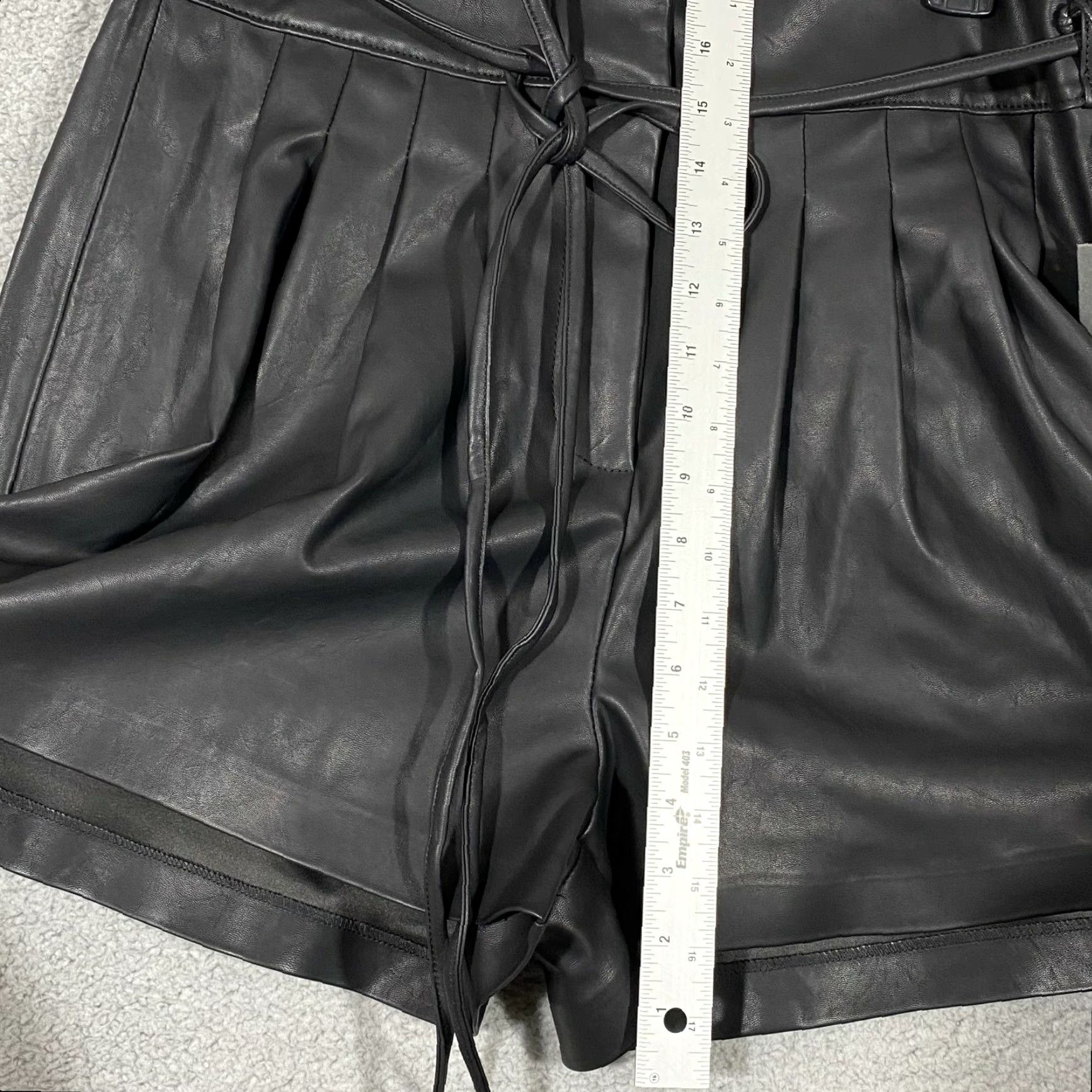 Vintage BLANK NYC Paperbag Waist Shorts Bow Black Faux Leather 31 Women Size 24" / US 00 / IT 34 - 7 Thumbnail