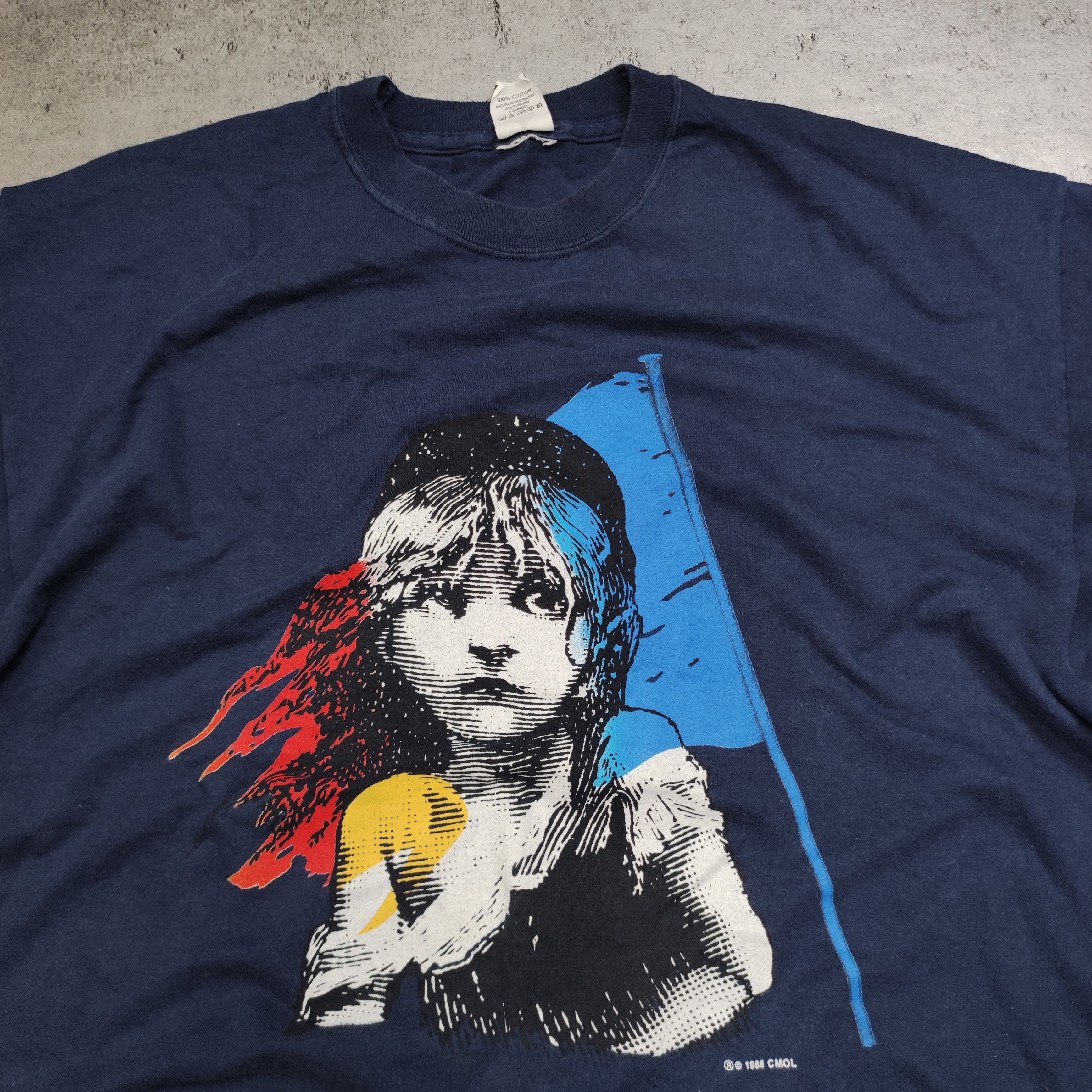 Band Tees × Vintage RARE 1986 Limited Les Miserables Navy Big Logo Tshirt Size US XL / EU 56 / 4 - 5 Thumbnail