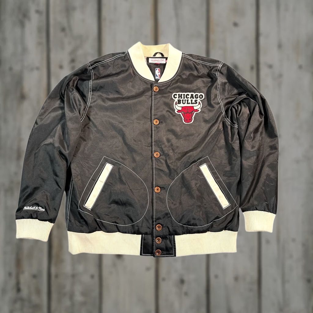 Mitchell & Ness VINTAGE Mitchell & Ness Chicago Bulls Satin Bomber Jacket Mens Large Black Logo Size US XXL / EU 58 / 5 - 1 Thumbnail