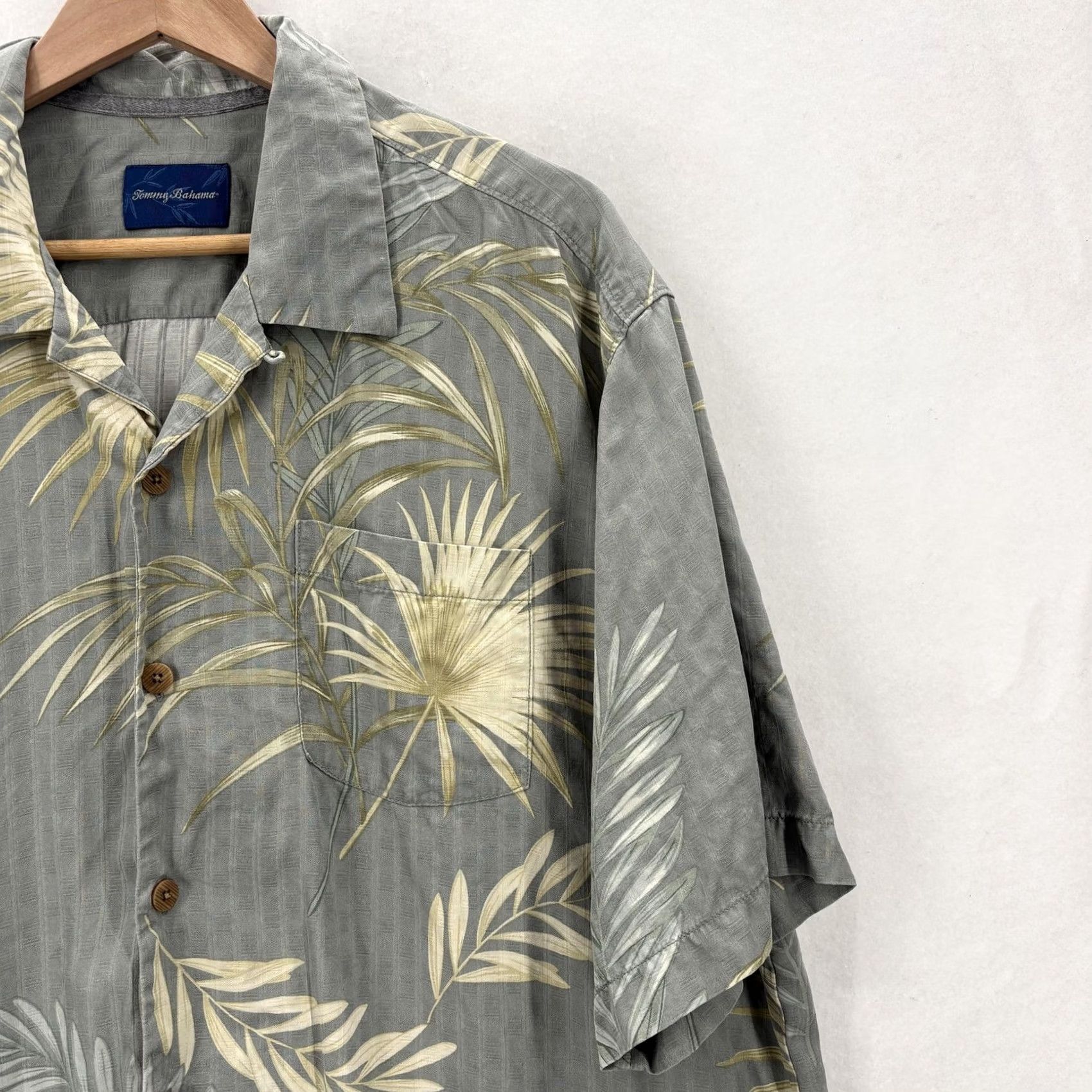 Tommy Bahama Tommy Bahama Shirt Mens XL Gray Silk Palm Leaf Hawaiian Tropical Camp Button Short Sleeve Relaxed Fit Pocket Beach Size US XL / EU 56 / 4 - 2 Thumbnail
