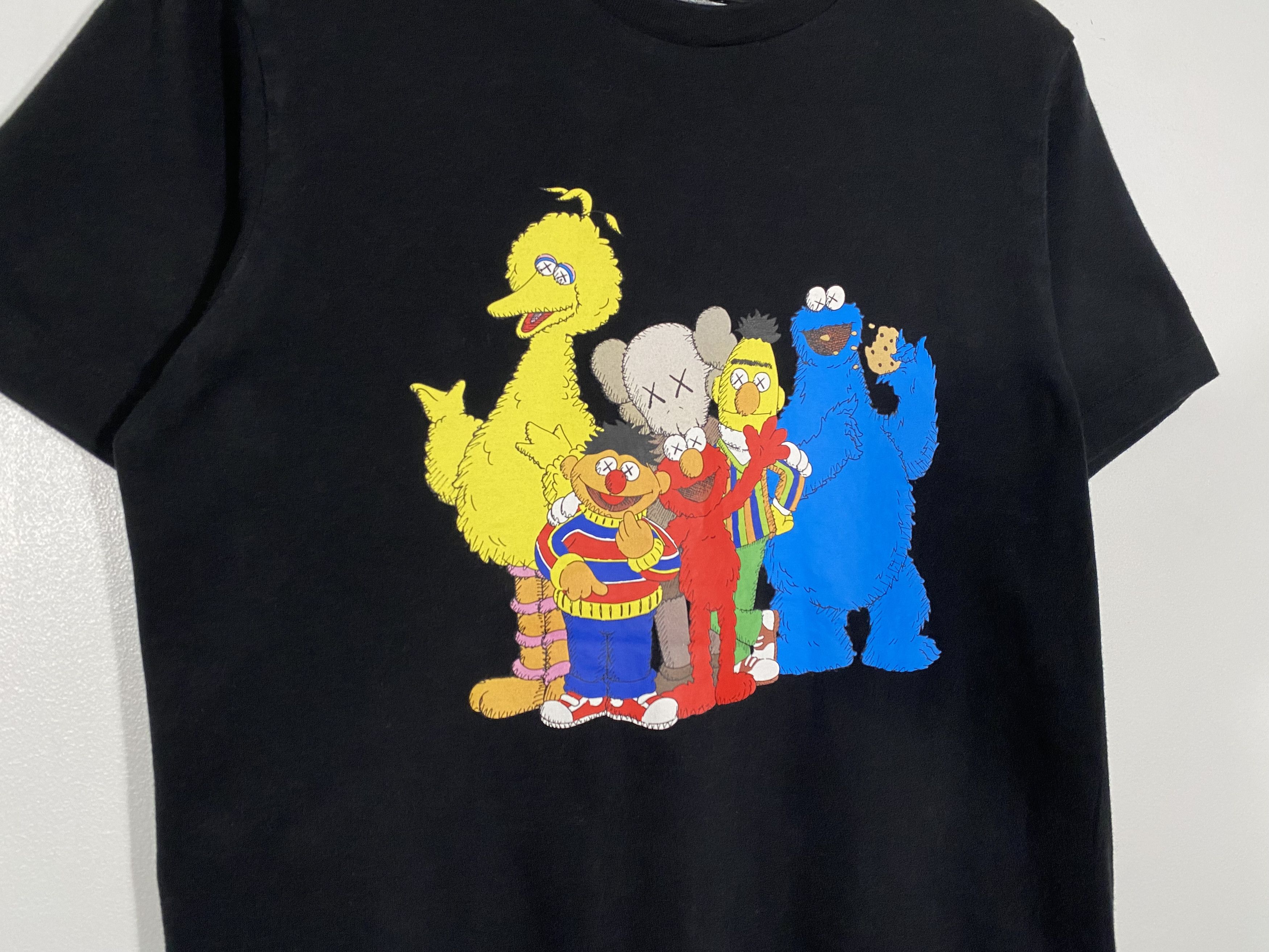 Kaws × Uniqlo KAWS x Uniqlo x Sesame Street Character Companion Tee Black Size US S / EU 44-46 / 1 - 3 Thumbnail