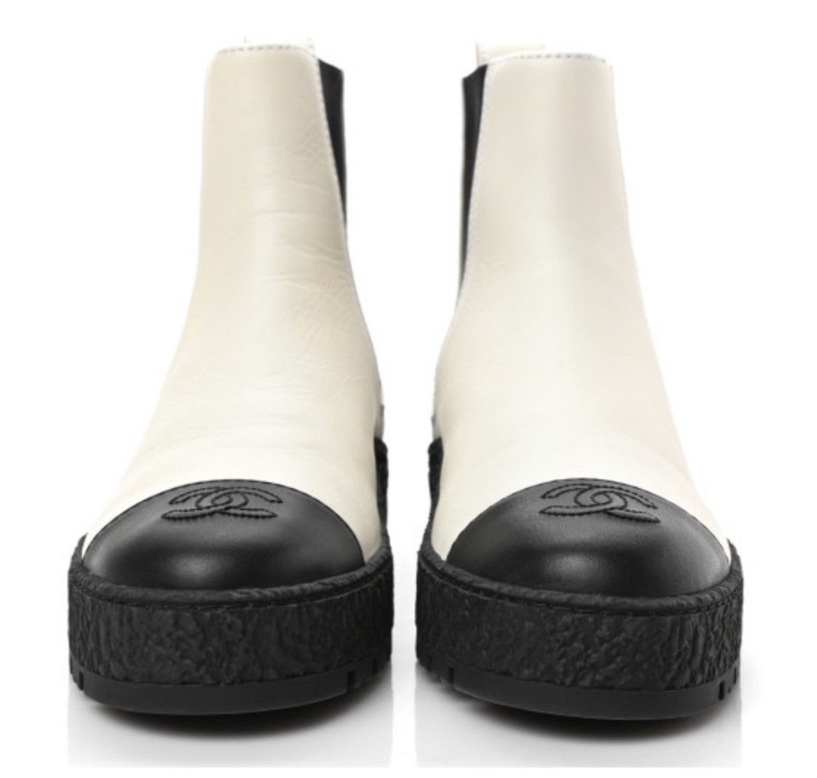 Chanel Chanel CC Turnlock White Leather Boots Size US 6 / IT 36 - 1 Thumbnail