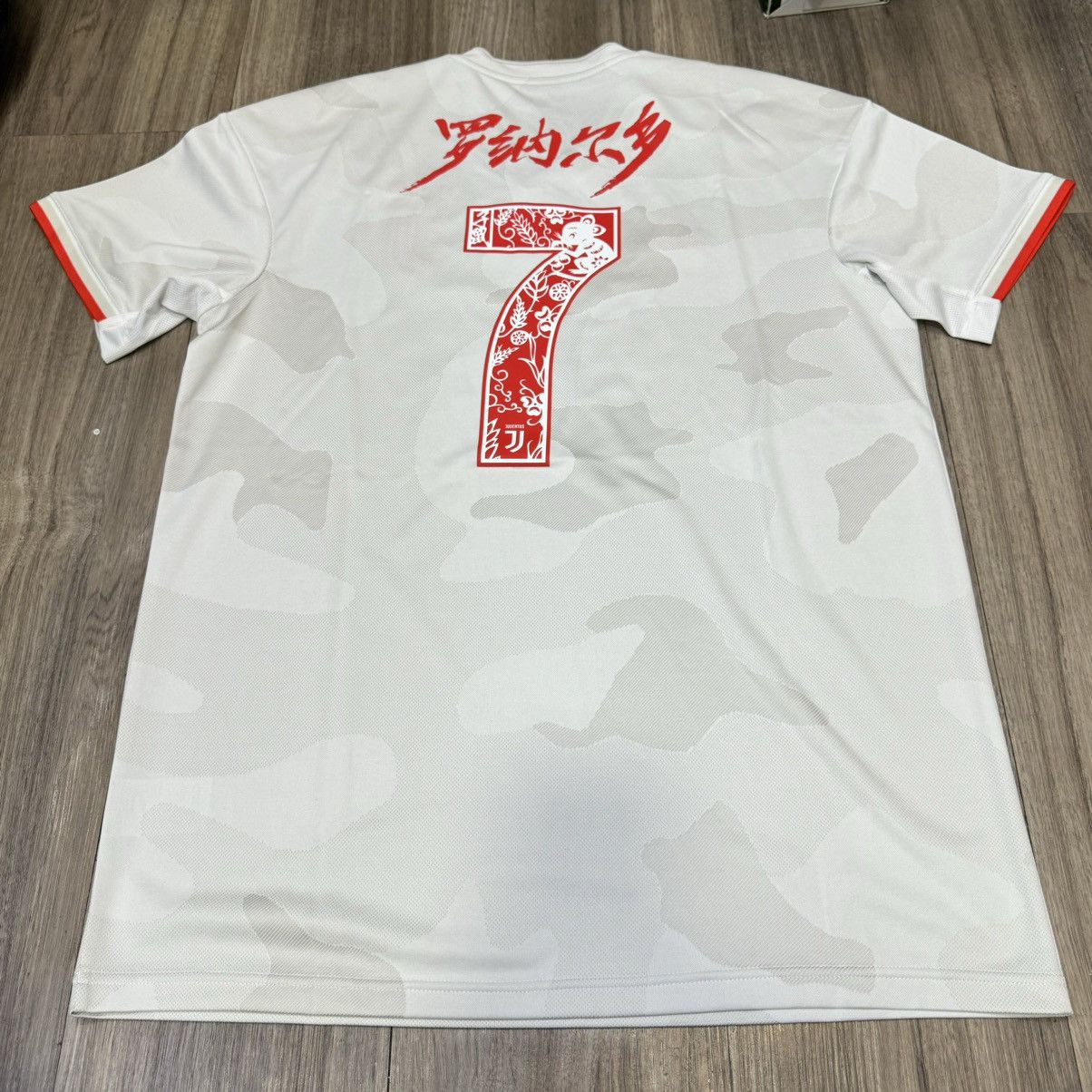 Other Juventus 19/20 away shirt #7 Ronaldo (special nameset) Size US L / EU 52-54 / 3 - 2 Thumbnail