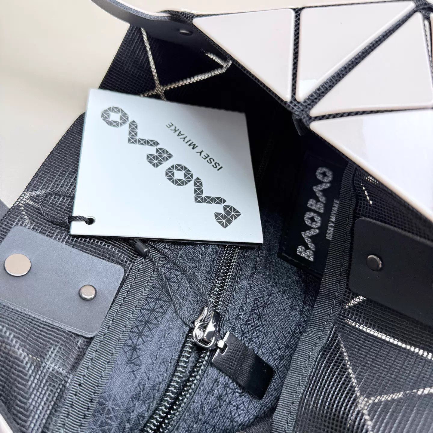 Issey Miyake ISSEY MIYAKE 6 Hex Bag milk tea new w/tags YLP5838 Size ONE SIZE - 4 Thumbnail
