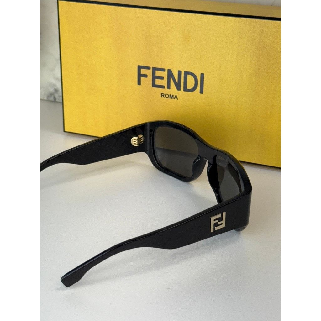 Fendi NEW Fendi FE40117I Black Wrap Shield Sunglasses Size ONE SIZE - 5 Thumbnail
