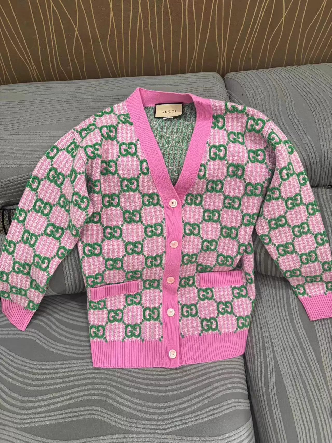 Gucci Gucci cardigan XS worn once like new Size XS / US 0-2 / IT 36-38 - 1 Thumbnail