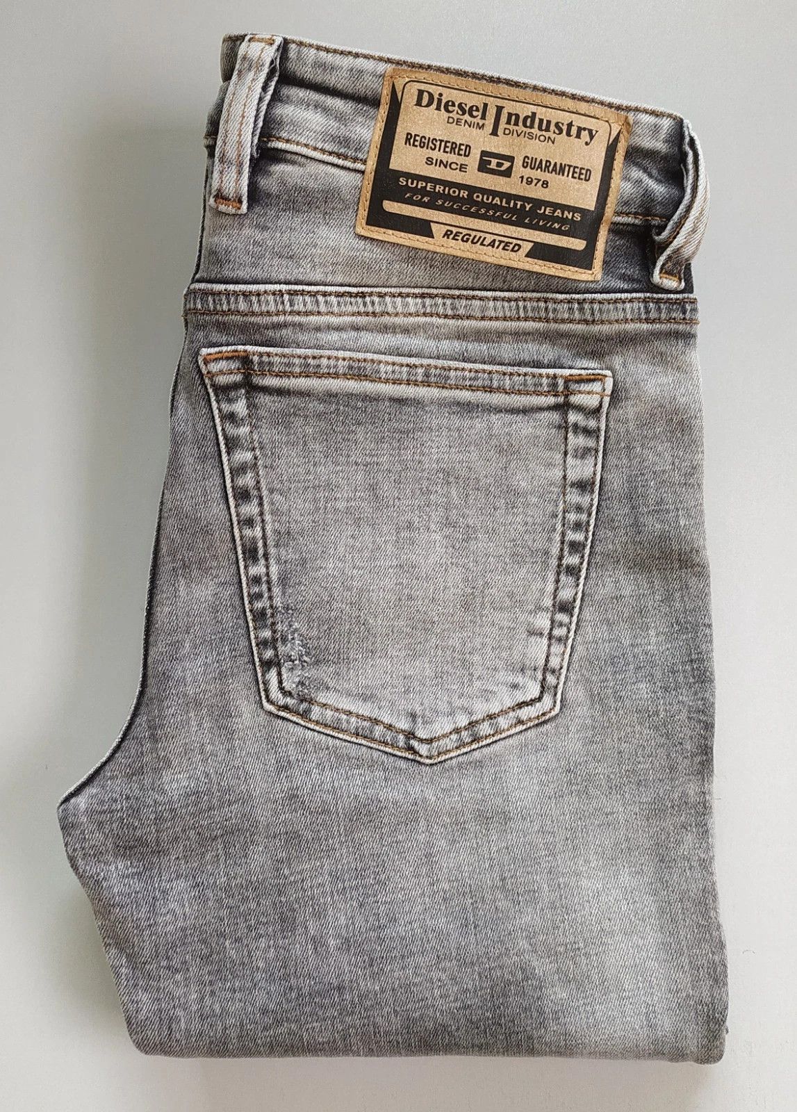 Diesel Diesel 1979 SLEENKER-R L.32 MENS JEANS SLTP/9748 Size US 28 / EU 44 - 1 Thumbnail