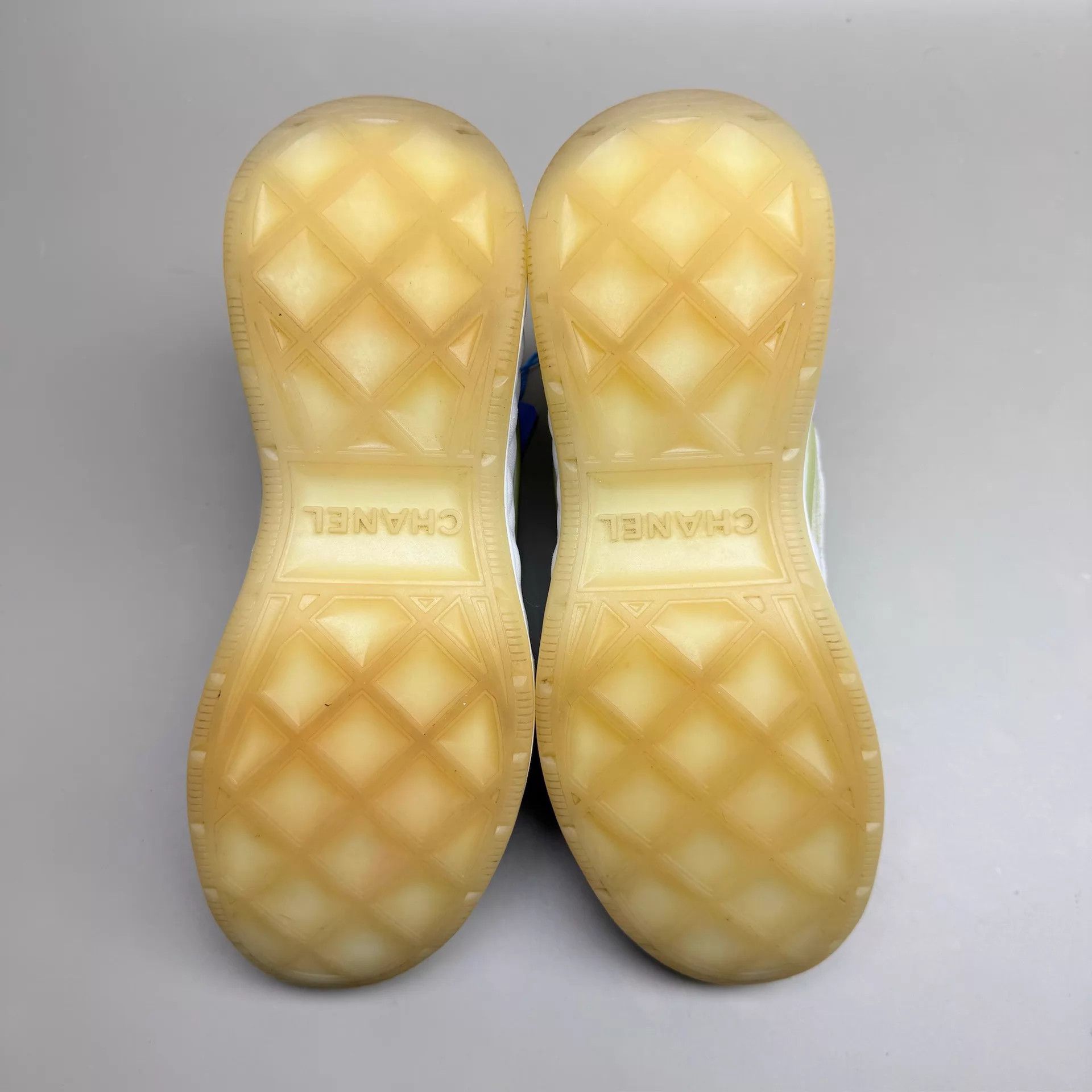Chanel CHANEL Quilted Double C Gold Logo Sneaker 38 EU 95 New Size US 7.5 / IT 37.5 - 6 Thumbnail