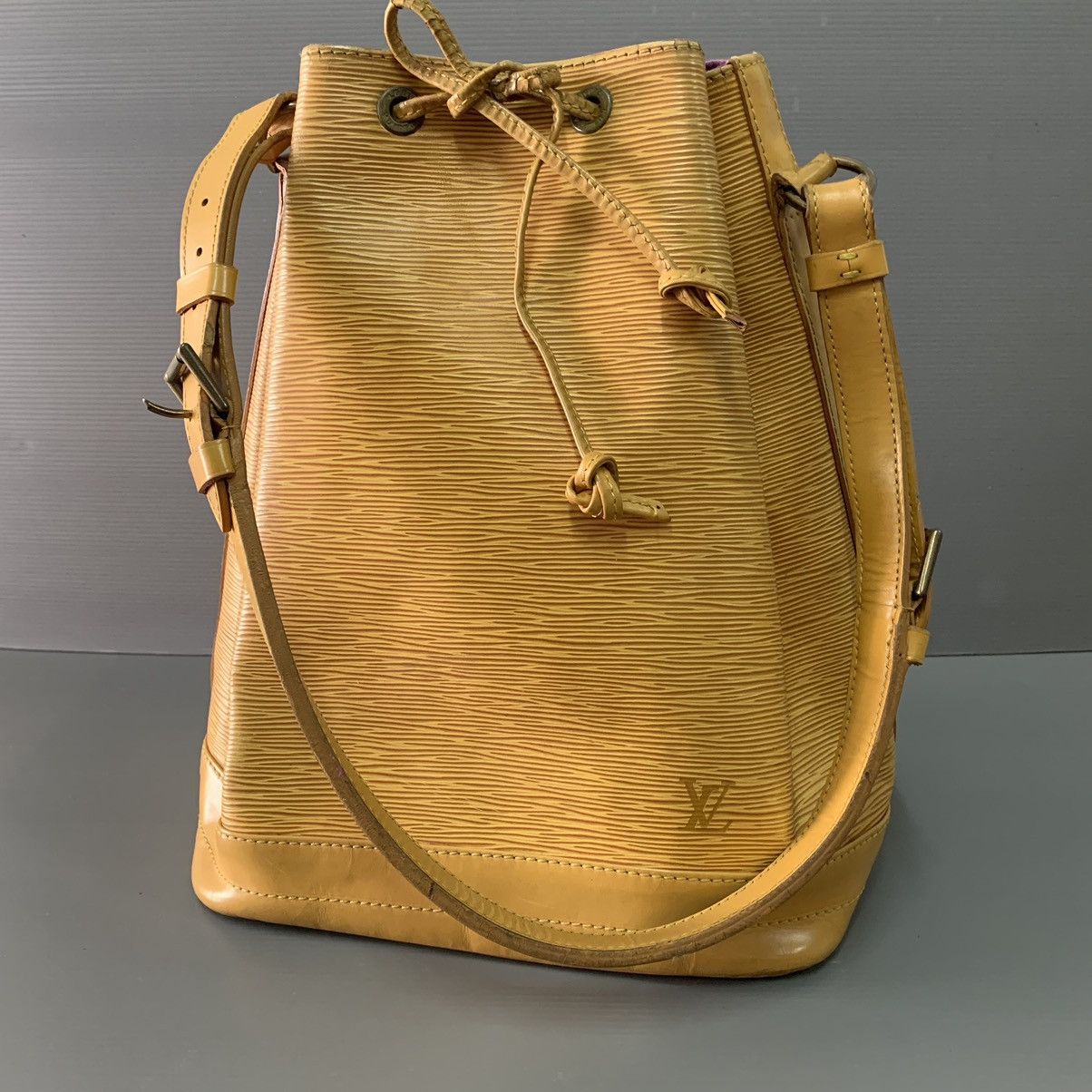 Louis Vuitton Louis Vuitton Epi Leather Bucket Gm Size ONE SIZE - 3 Thumbnail