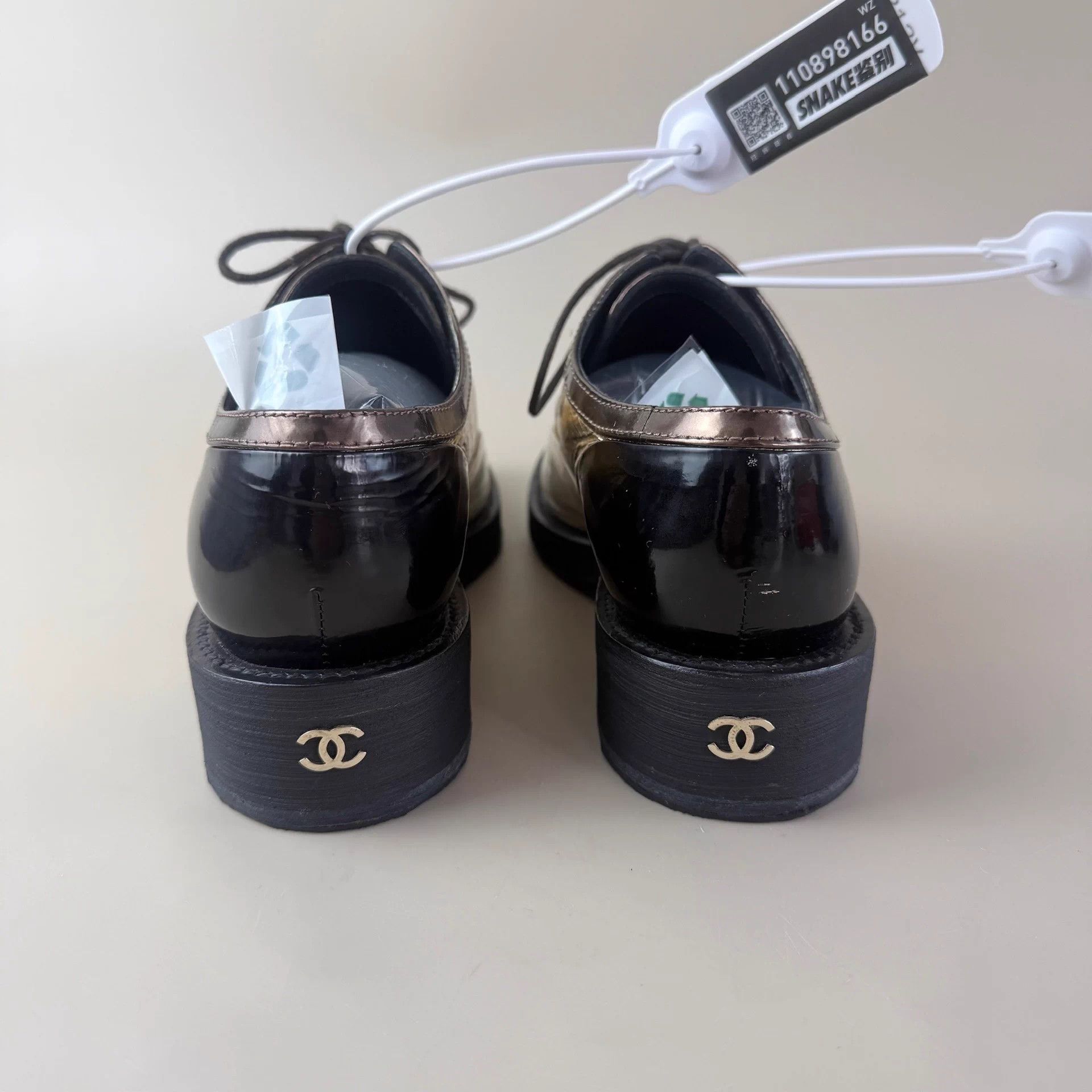 Chanel CHANEL Platinum Lace-Up CC Gold Logo Derby Shoe EU 37 Size US 6 / IT 36 - 3 Thumbnail