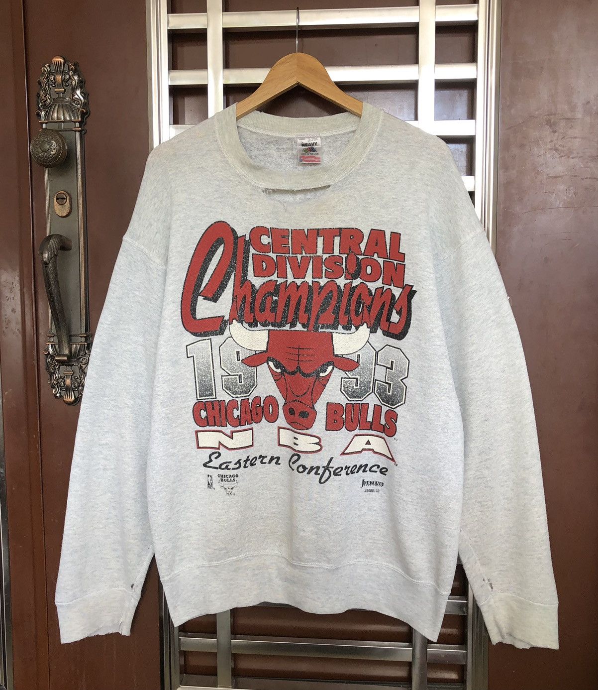 Vintage 👹Vintage 90s THRASHED Chicago Bulls NBA Champion Crewneck Size US L / EU 52-54 / 3 - 3 Thumbnail