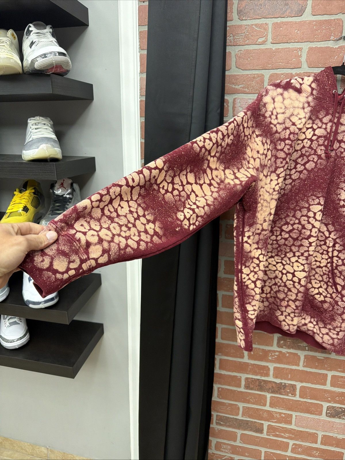 Supreme Supreme Bleached Leopard Hoodie Size Xl Used Quick Shipping Size US XL / EU 56 / 4 - 4 Thumbnail