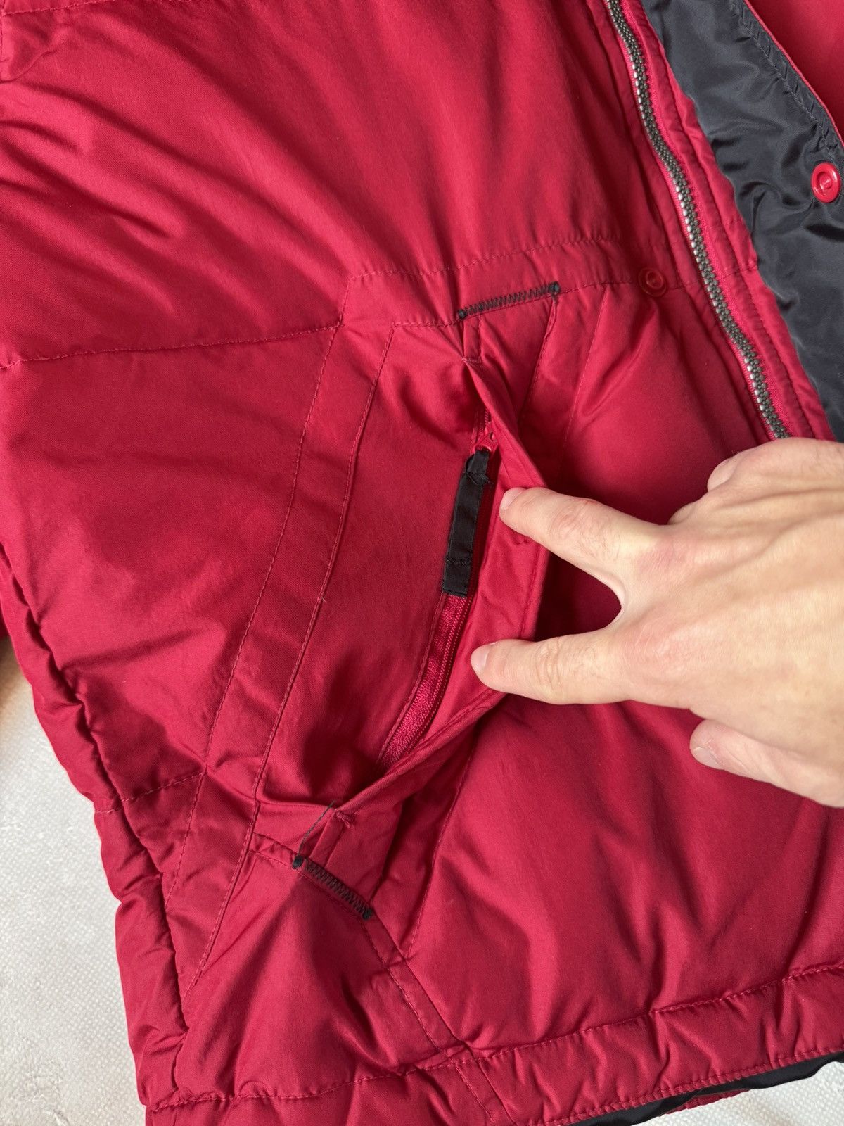 Nike Vintage Nike Big Swoosh Y2k Red Down Puffer Jacket Size US S / EU 44-46 / 1 - 10 Thumbnail