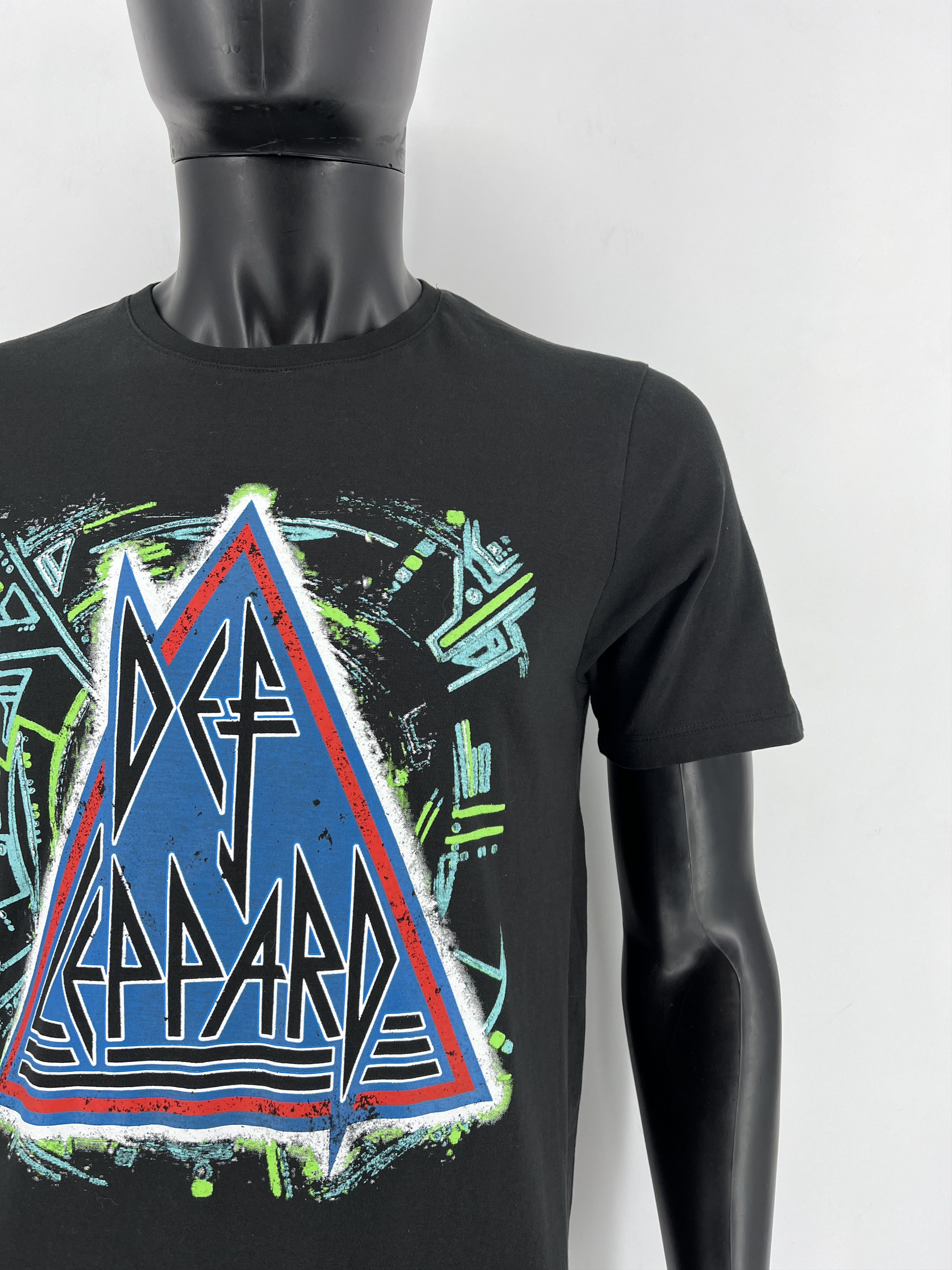 Band Tees Vintage Y2K Def Leppard Band Tee Size M Size US M / EU 48-50 / 2 - 8 Thumbnail
