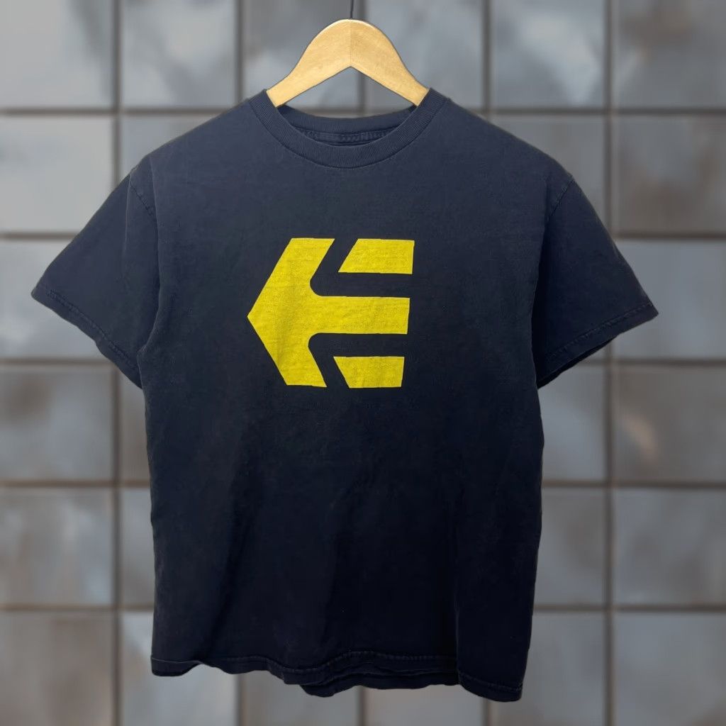Etnies VINTAGE etnies T-Shirt M Black 90s Sun Faded Y2K Skateboarding Mens Shirt Size US M / EU 48-50 / 2 - 1 Thumbnail