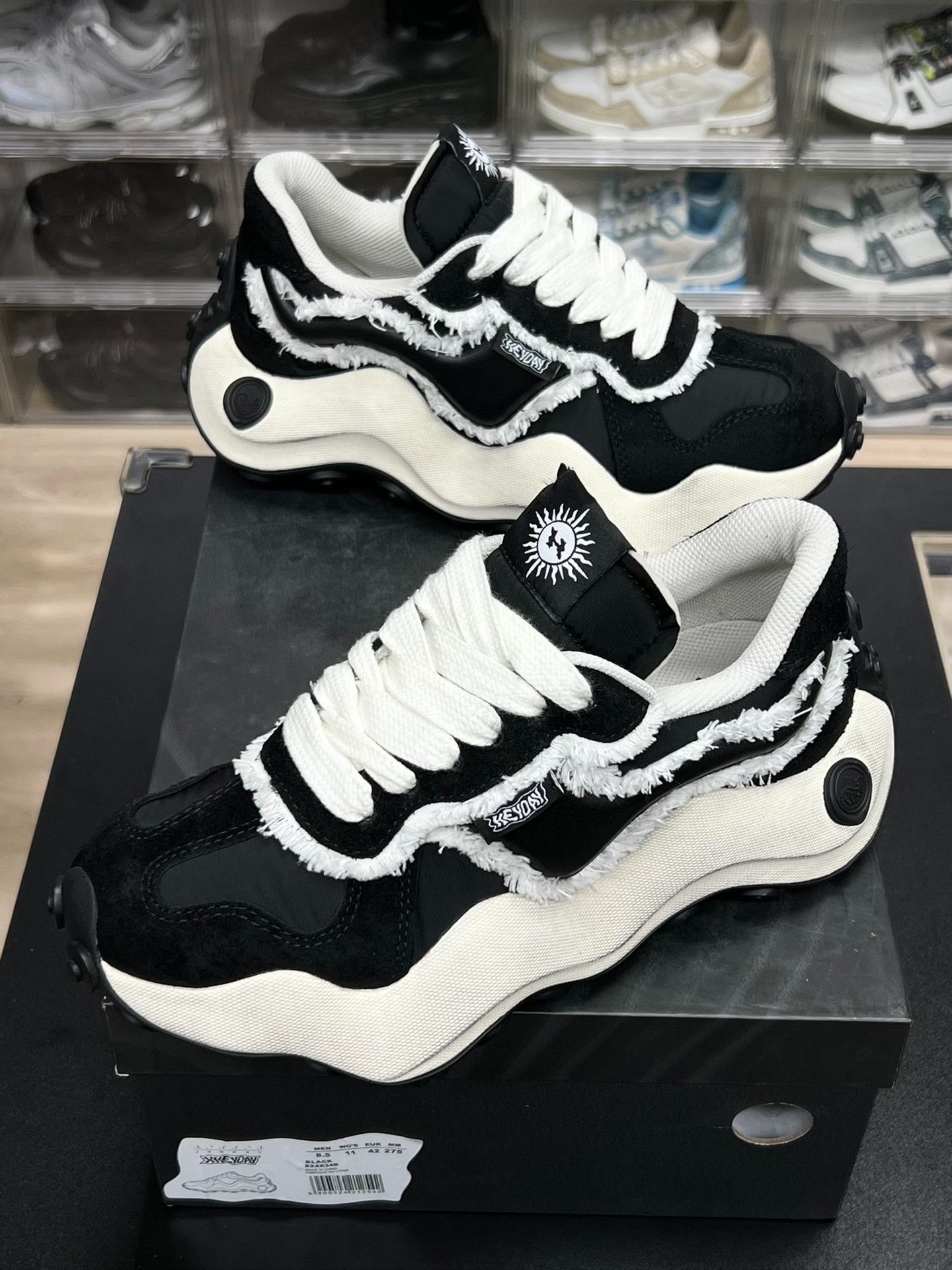 Yohji Yamamoto Yohji Yamamoto Lowtop Sneakers 9 Men Size US 9 / EU 42 - 1 Thumbnail