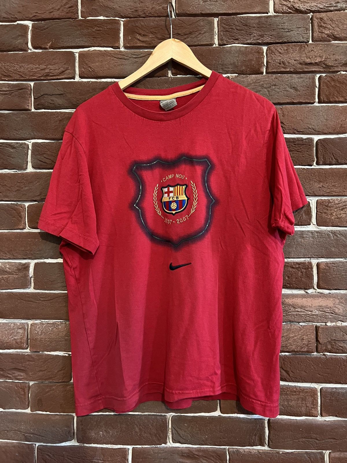 Nike Rare Vintage FC Barcelona 00s Red Messi Nike Swoosh Tshirt Size US L / EU 52-54 / 3 - 1 Thumbnail