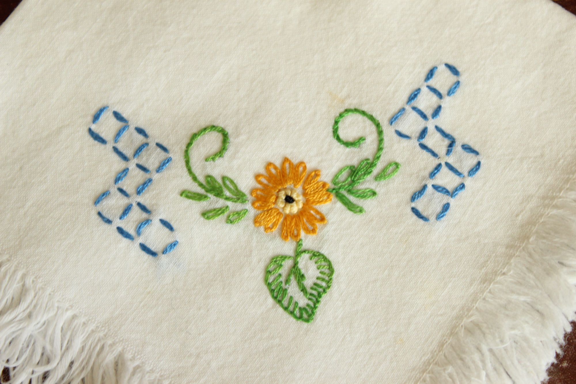 Vintage Vintage 1960s 1970s Handkerchief, White Cotton With Embroide Size ONE SIZE - 3 Thumbnail