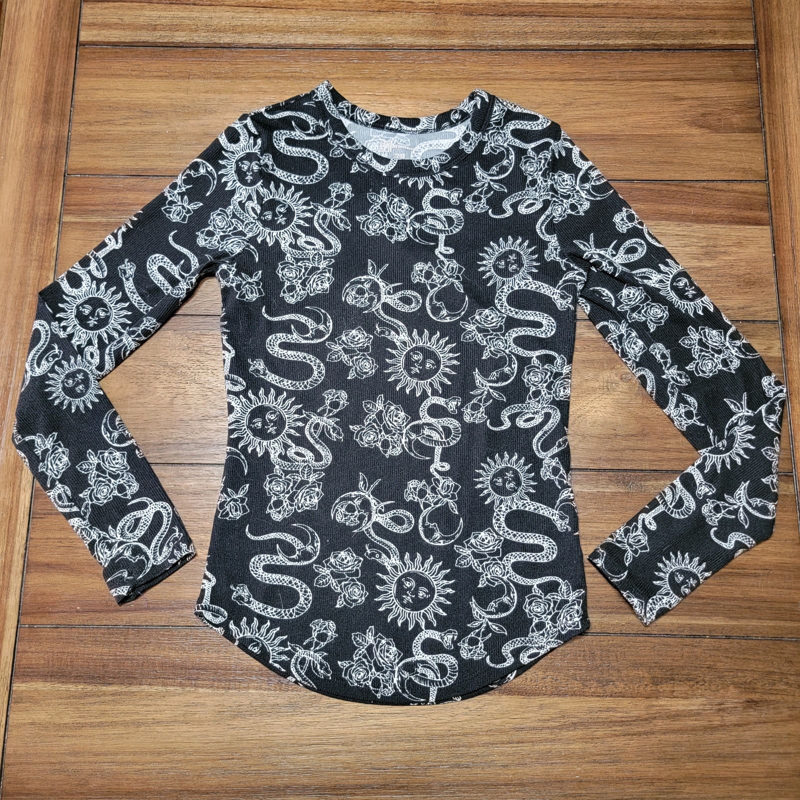 Other No Boundaries Ribbed LS Shirt Snakes, Suns & Roses - XS (1) Size XS / US 0-2 / IT 36-38 - 1 Thumbnail