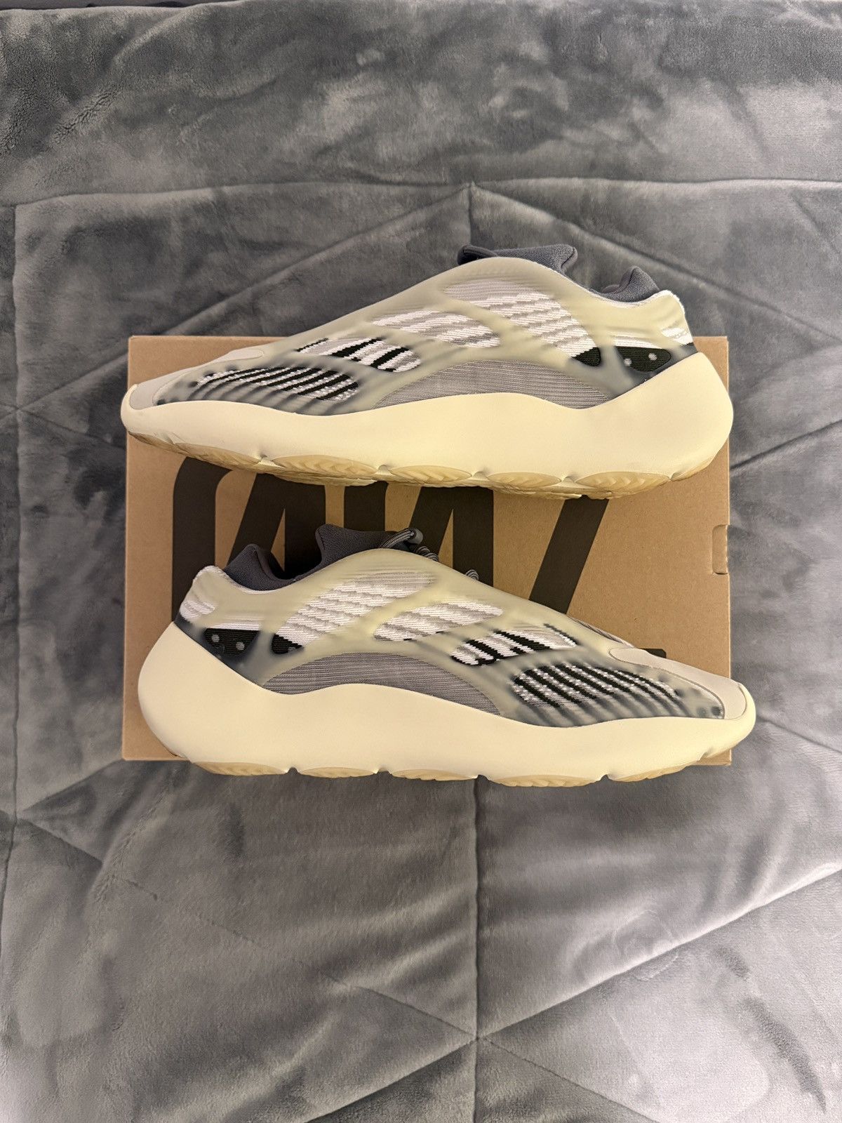 Yeezy Yeezy 700 V3 ‘Fade Salt’ Size US 12 / EU 45 - 4 Thumbnail