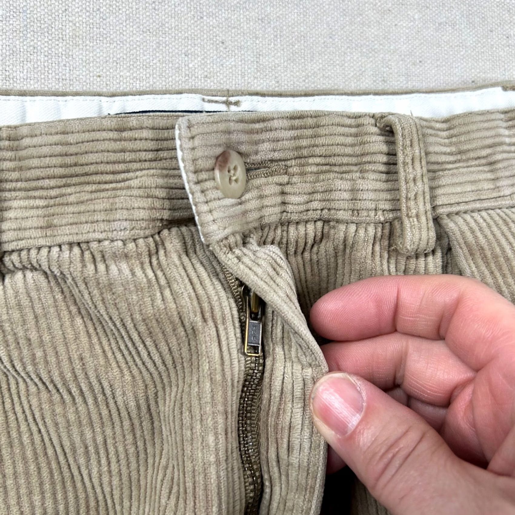 Polo Ralph Lauren VINTAGE Polo Ralph Lauren Corduroy Pants Mens 38x34 Be​ige Chino Pleated 90s Womens Mens Girls Size US M / EU 48-50 / 2 - 4 Thumbnail
