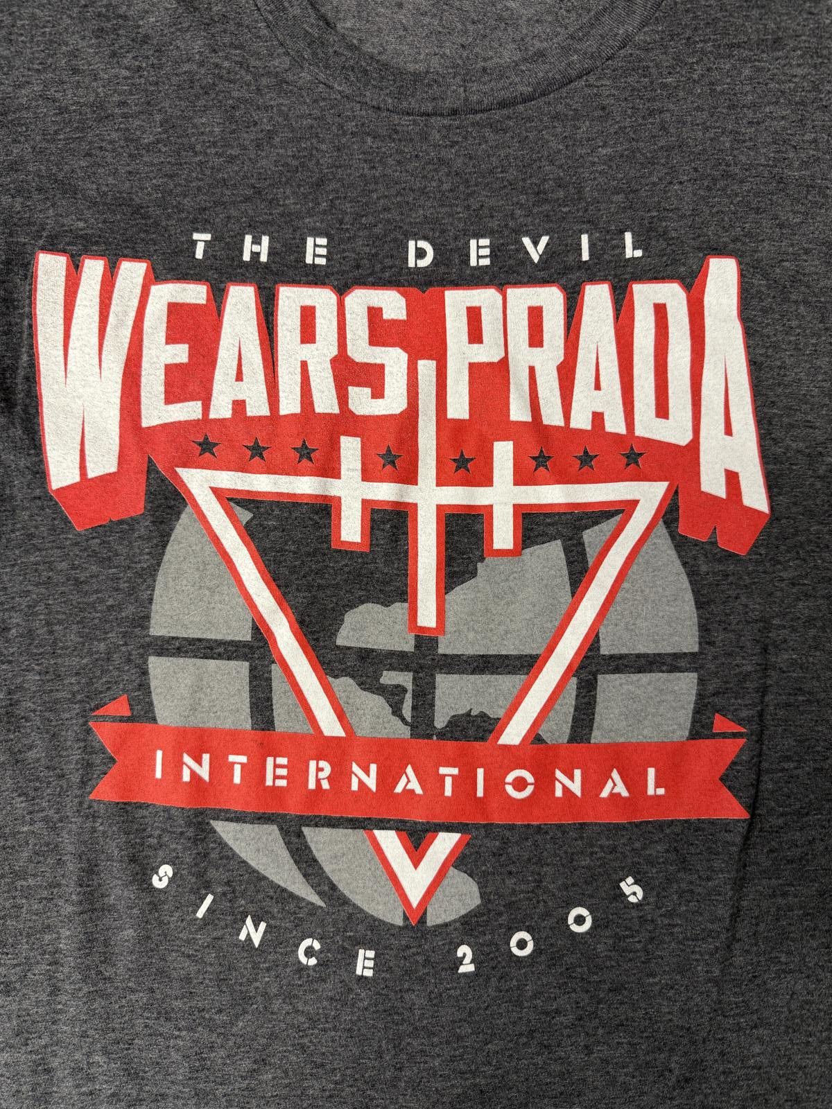 Designer The Devil Wears Prada Band T-shitr TDWP International 2005 Size US L / EU 52-54 / 3 - 2 Thumbnail