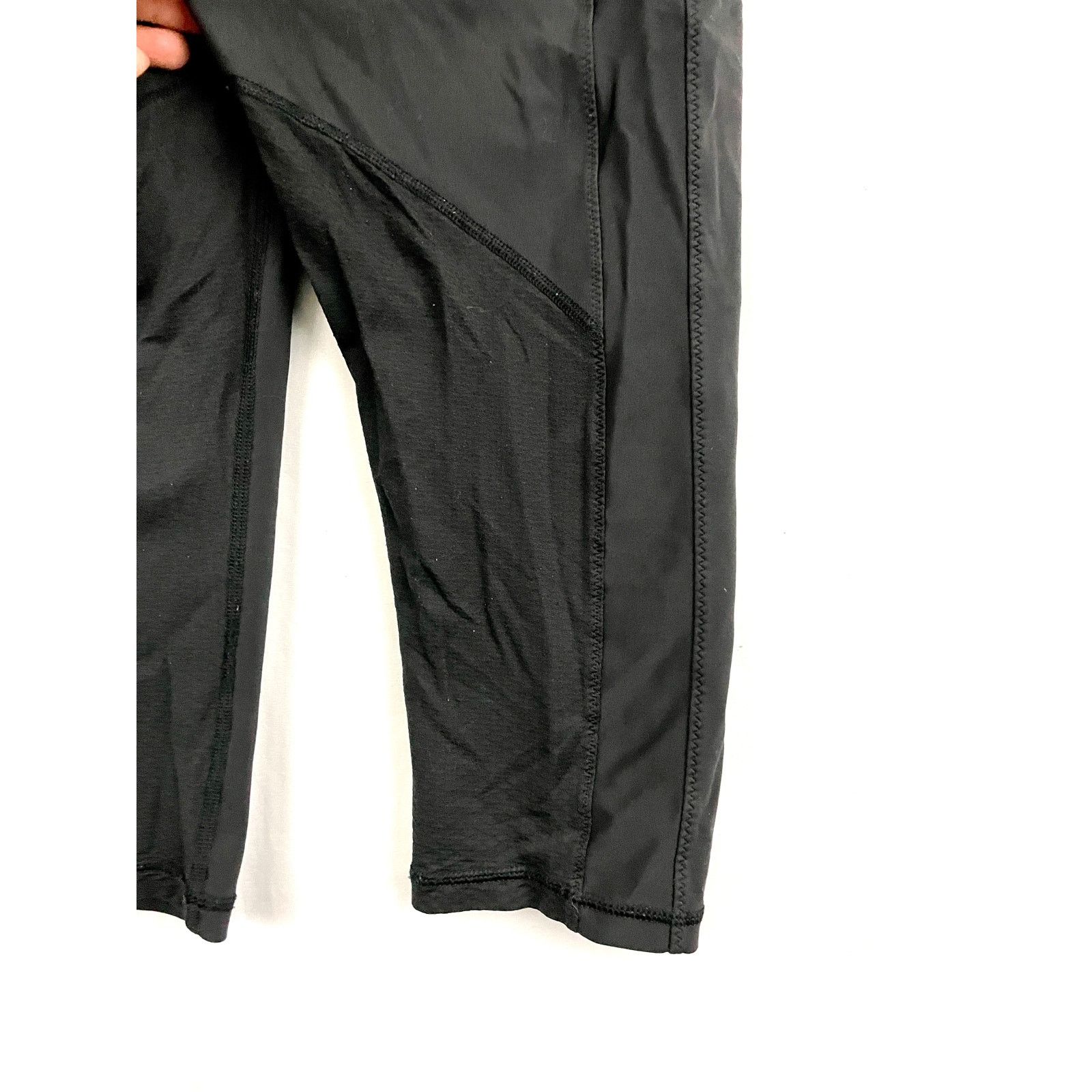 Lululemon Lululemon Black Capri Leggings Womens Sz 6 Dual Back Pockets Size 28" / US 6 / IT 42 - 8 Thumbnail