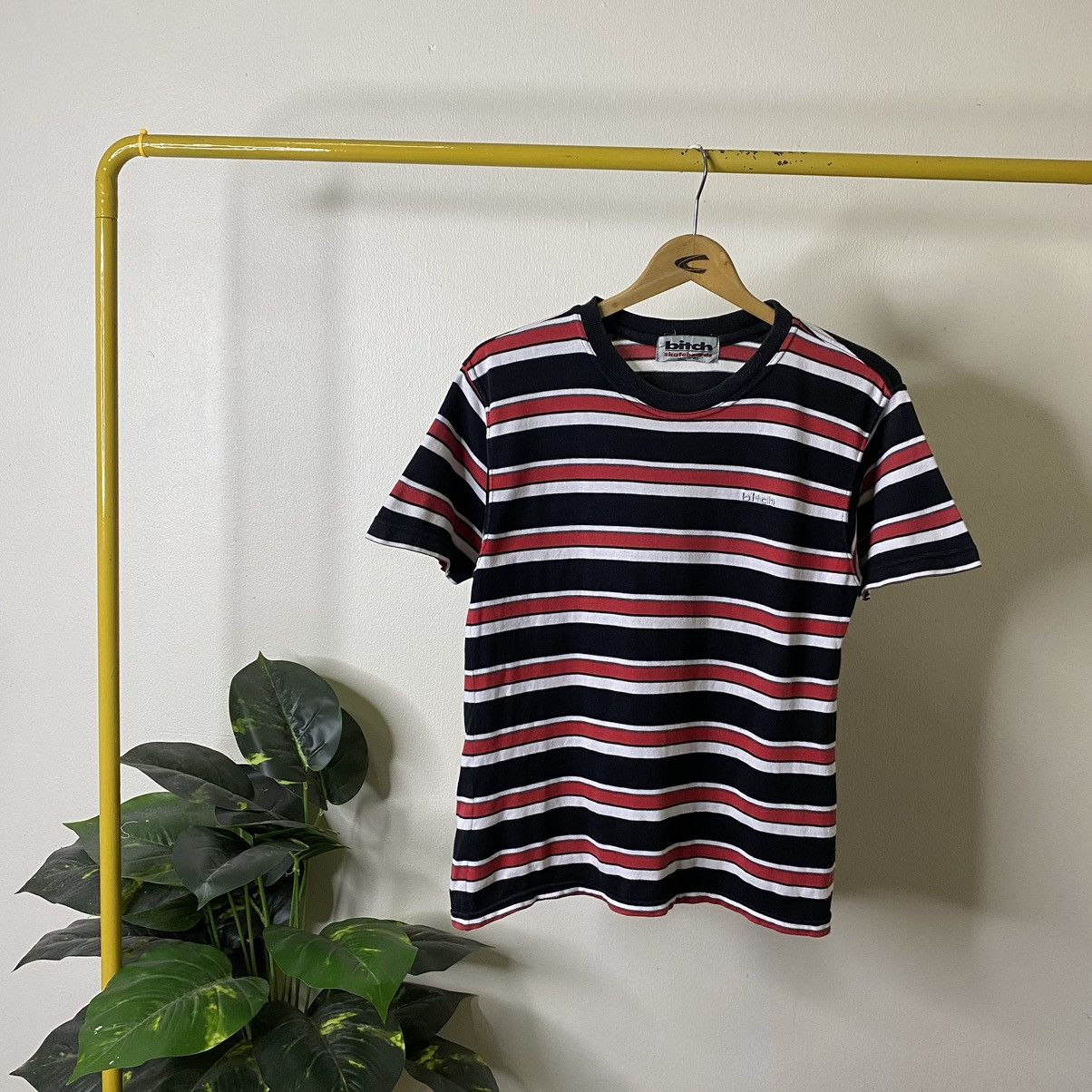 Vintage Vintage 2000s Bitch Skateboard Stripes Skater Tee Size US S / EU 44-46 / 1 - 1 Thumbnail
