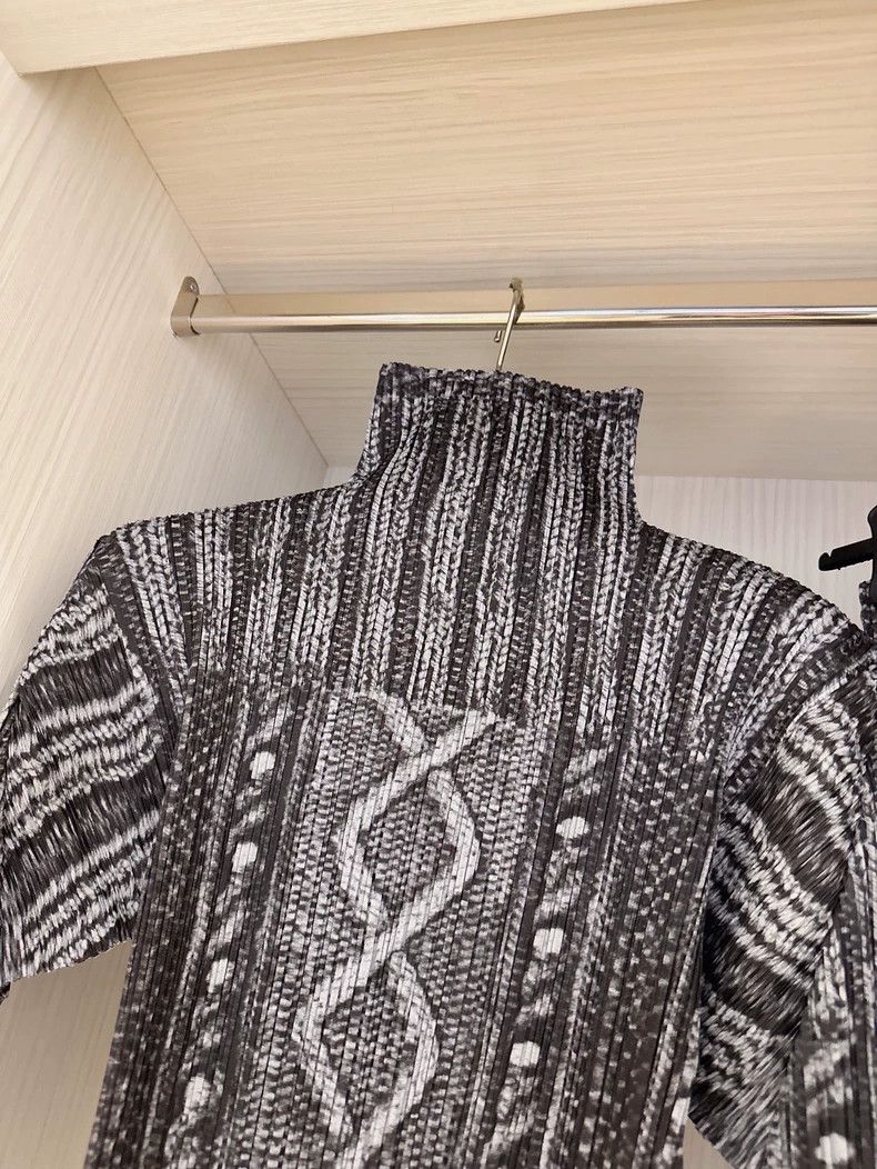 Other Issey Miyake size:3 Grey twisted print pleated long-sleeve Size S / US 4 / IT 40 - 2 Thumbnail