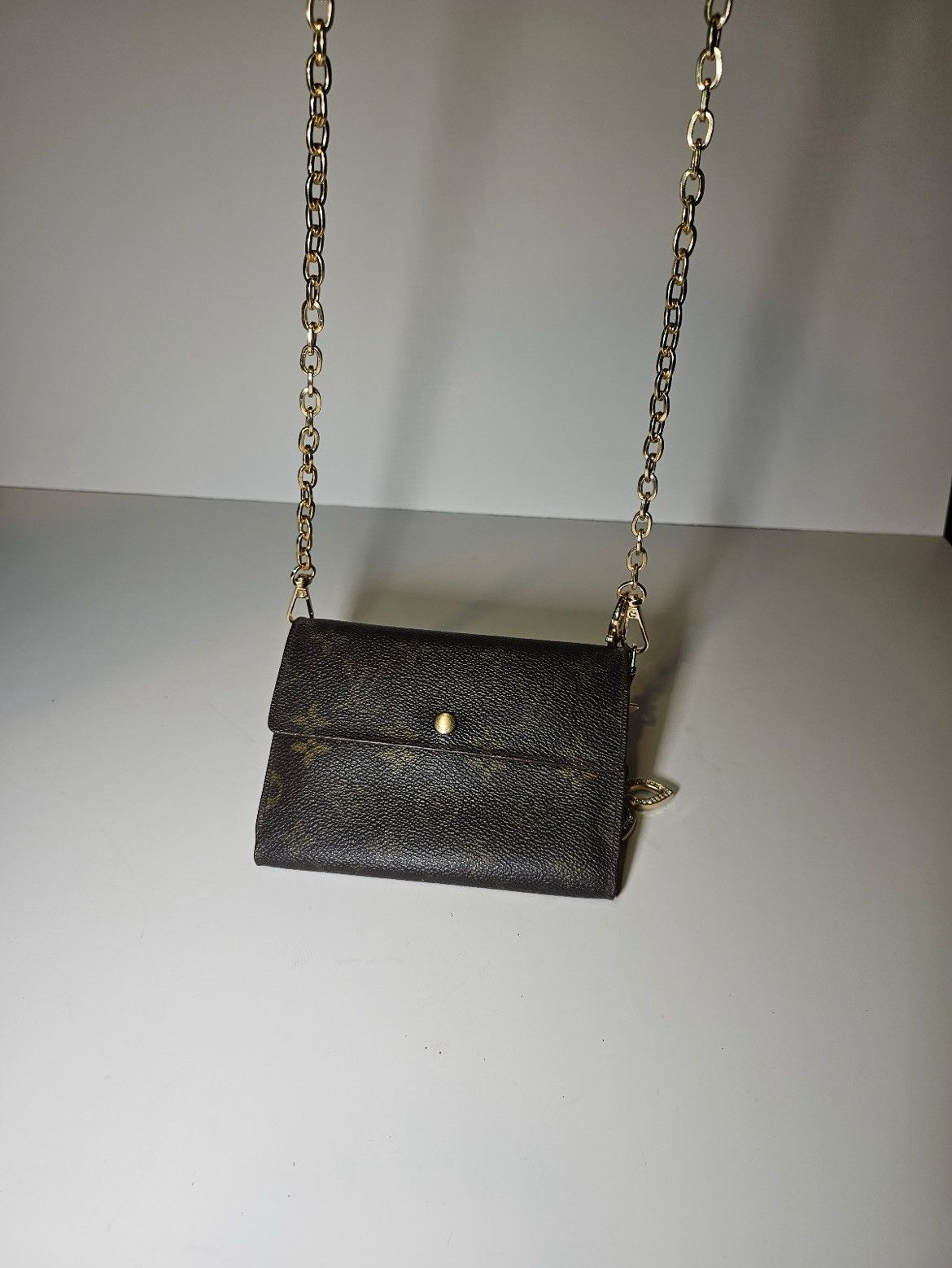 Louis Vuitton Louis vuitton crossbody wallet purse. Lv monogram. Size ONE SIZE - 1 Thumbnail