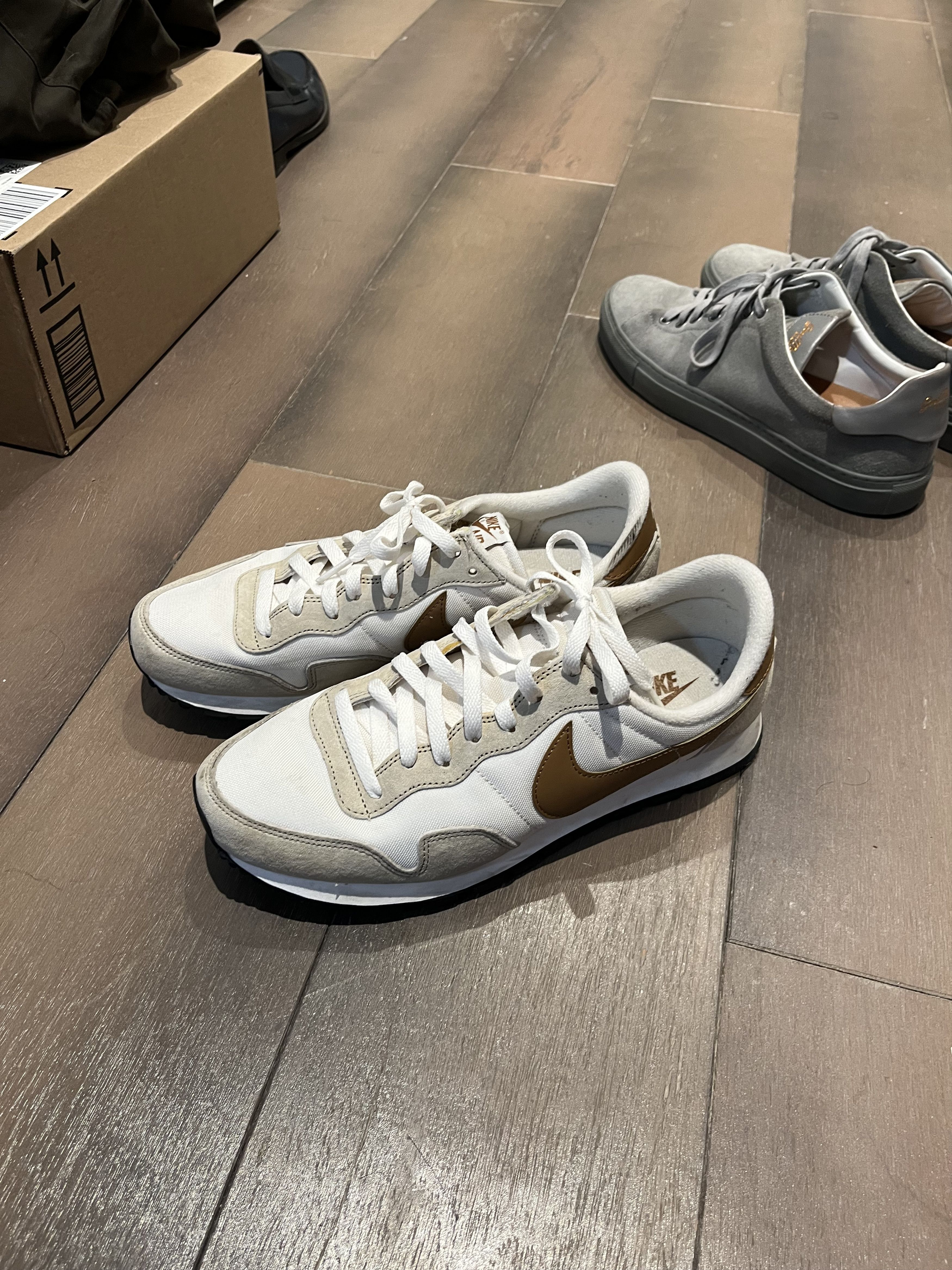 Nike Nike Beige Sneaker Size US 10.5 / EU 43-44 - 1 Thumbnail