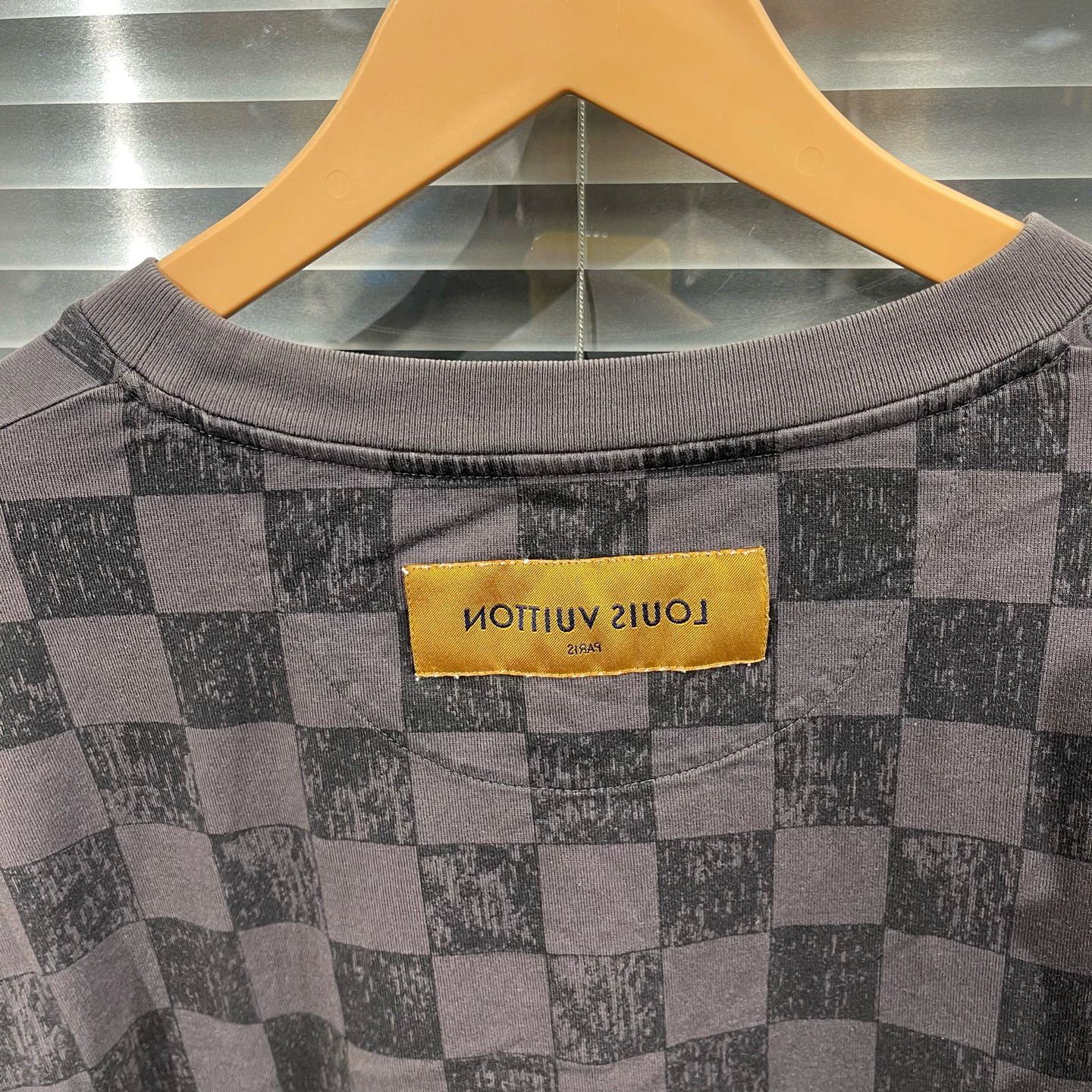 Louis Vuitton LOUIS VUITTON Damier Logo Print SS Tee L NM #11501 Size US L / EU 52-54 / 3 - 5 Thumbnail