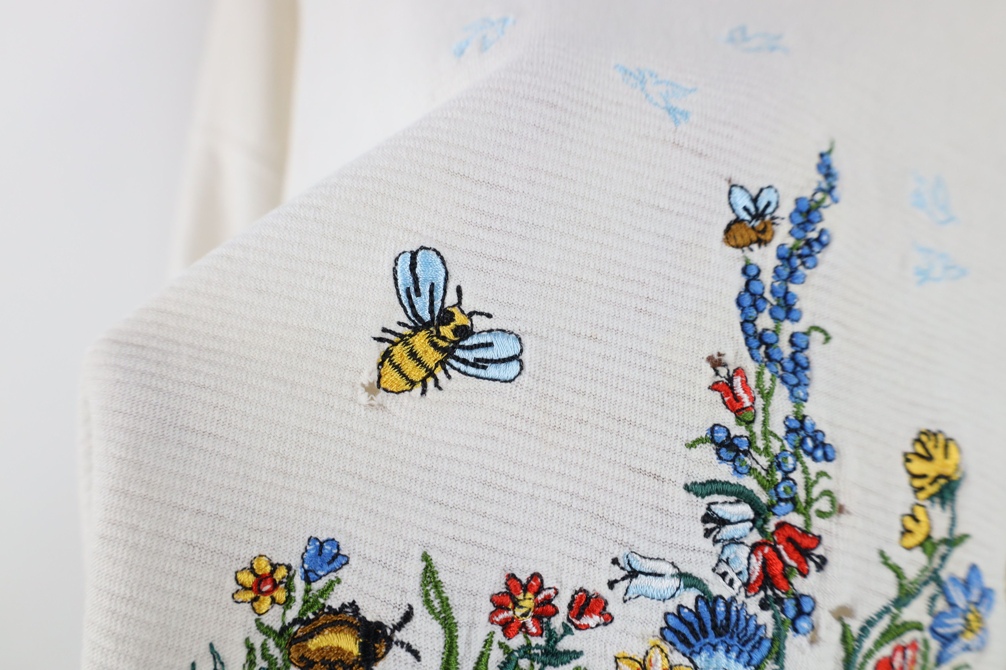 Vintage Vintage 90s Streetwear Canada Bees Flower Ribbed T-Shirt Size L / US 10 / IT 46 - 9 Thumbnail