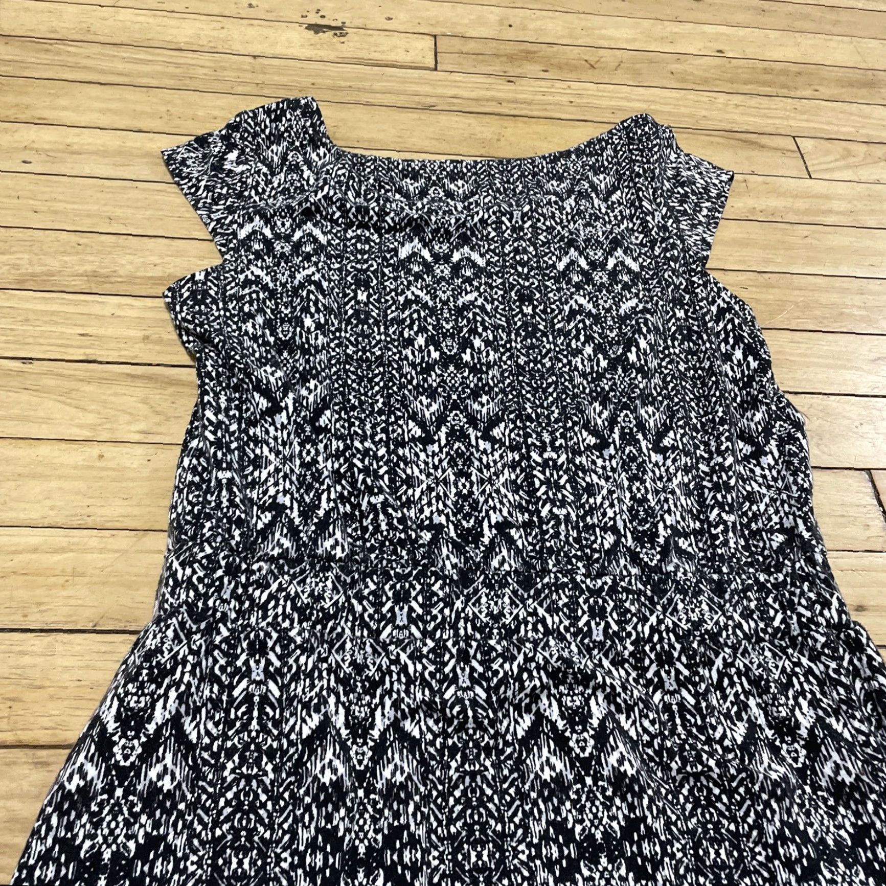 Athleta Athleta Dress XS Black White Ikat Geometric Pockets Short Sleeve Knee Length Modal Spandex Pullover Casual Travel Women Size XS / US 0-2 / IT 36-38 - 4 Thumbnail