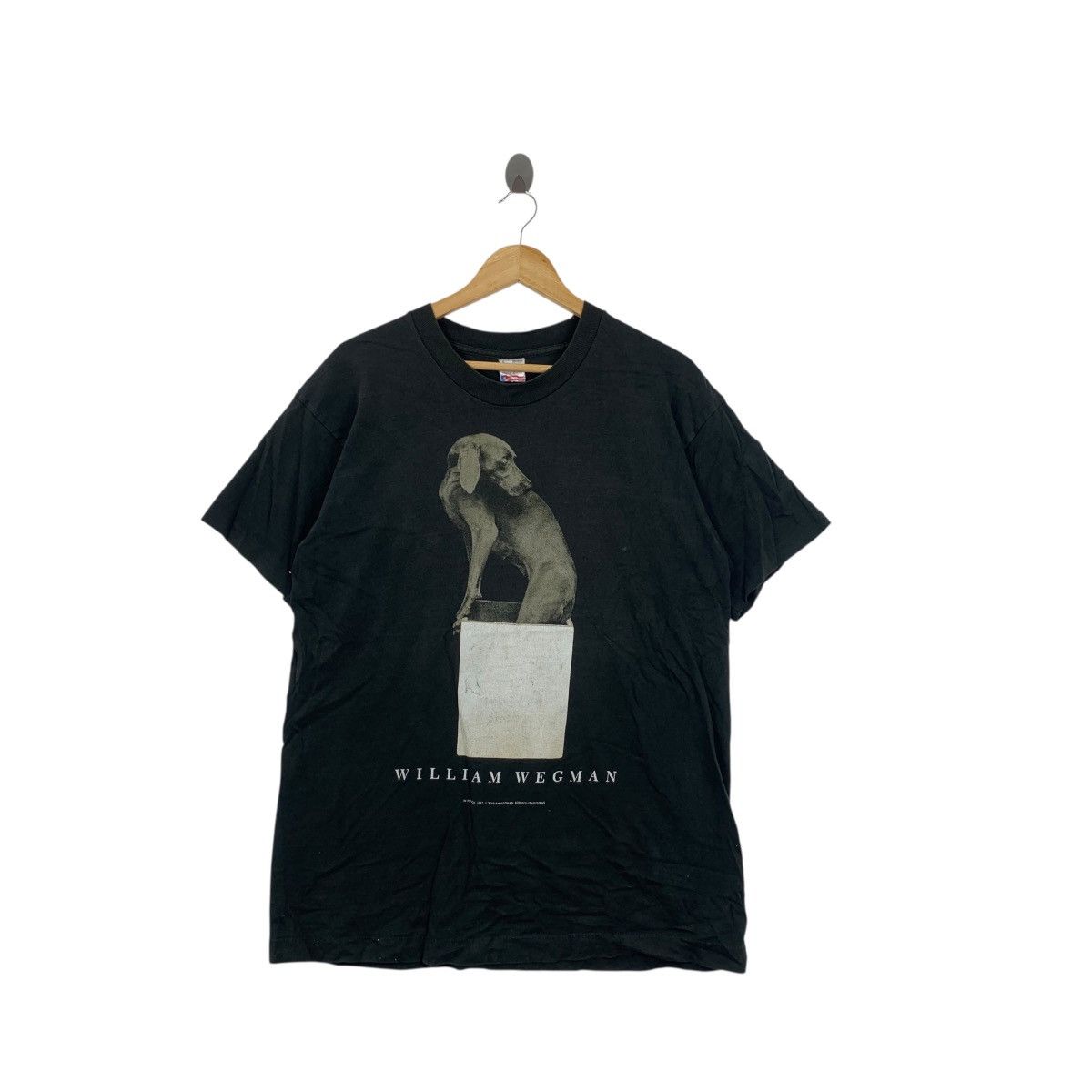 Vintage Vintage 1987 WILLIAM WEGMAN In The Box Fotofolio Tee Shirt Size US L / EU 52-54 / 3 - 1 Thumbnail