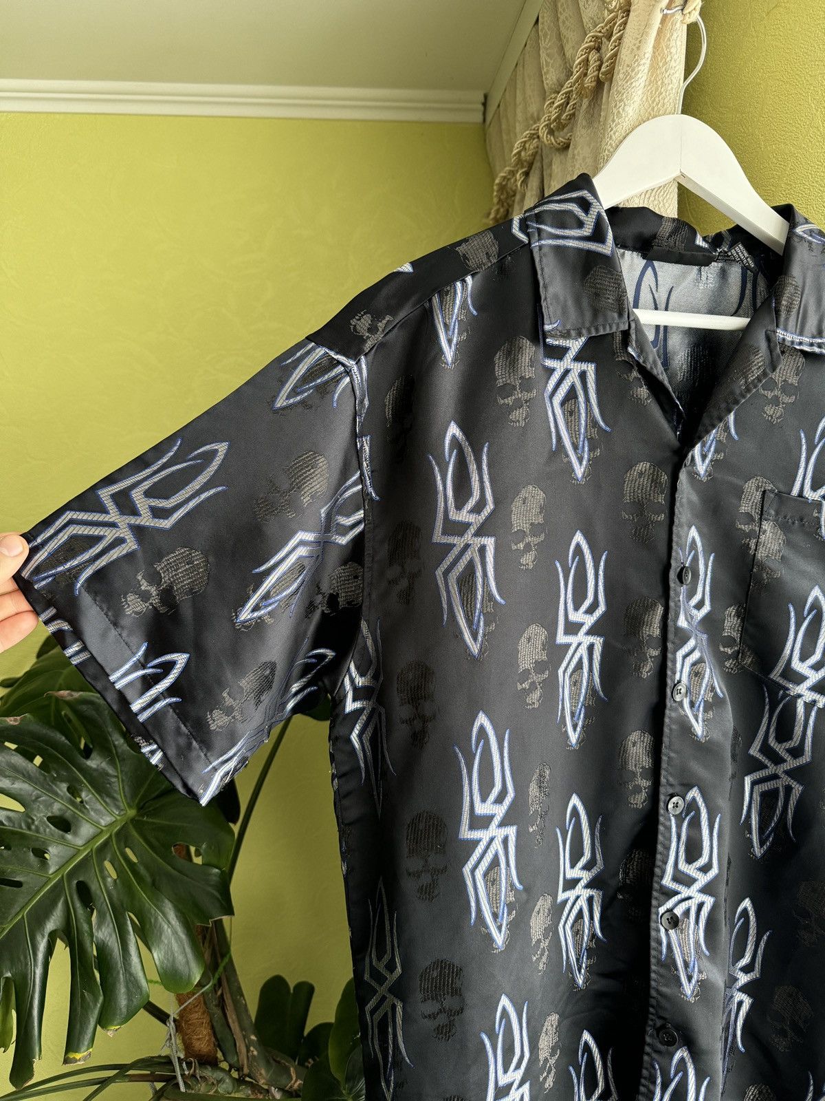 Japanese Brand Vintage Y2K Tribal Skull Short Sleeve Shirt Rave Avant Garde Size US L / EU 52-54 / 3 - 4 Thumbnail