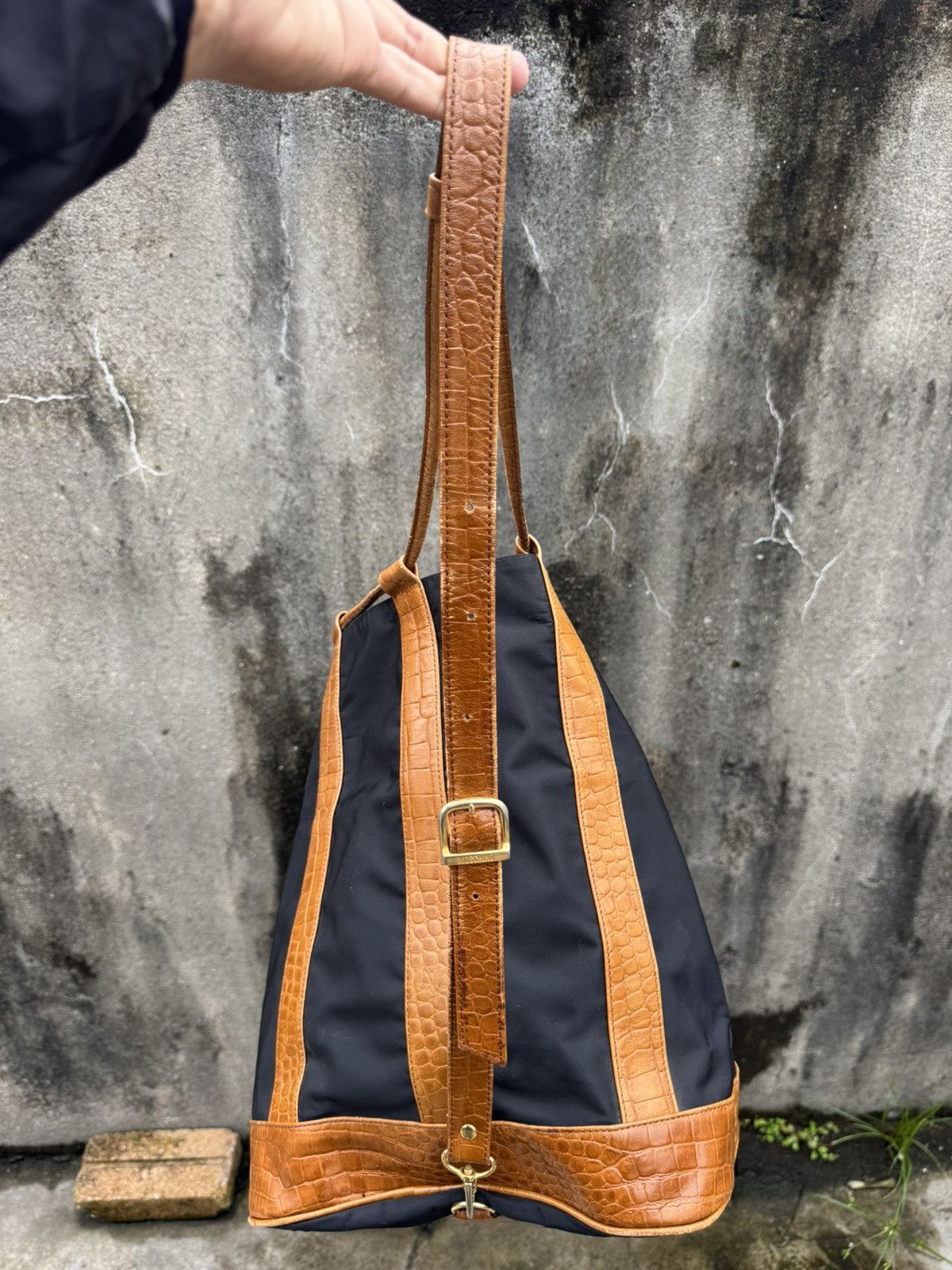 Moschino Vintage Moshino Leather Gold Bucket Crossbody Size ONE SIZE - 4 Thumbnail