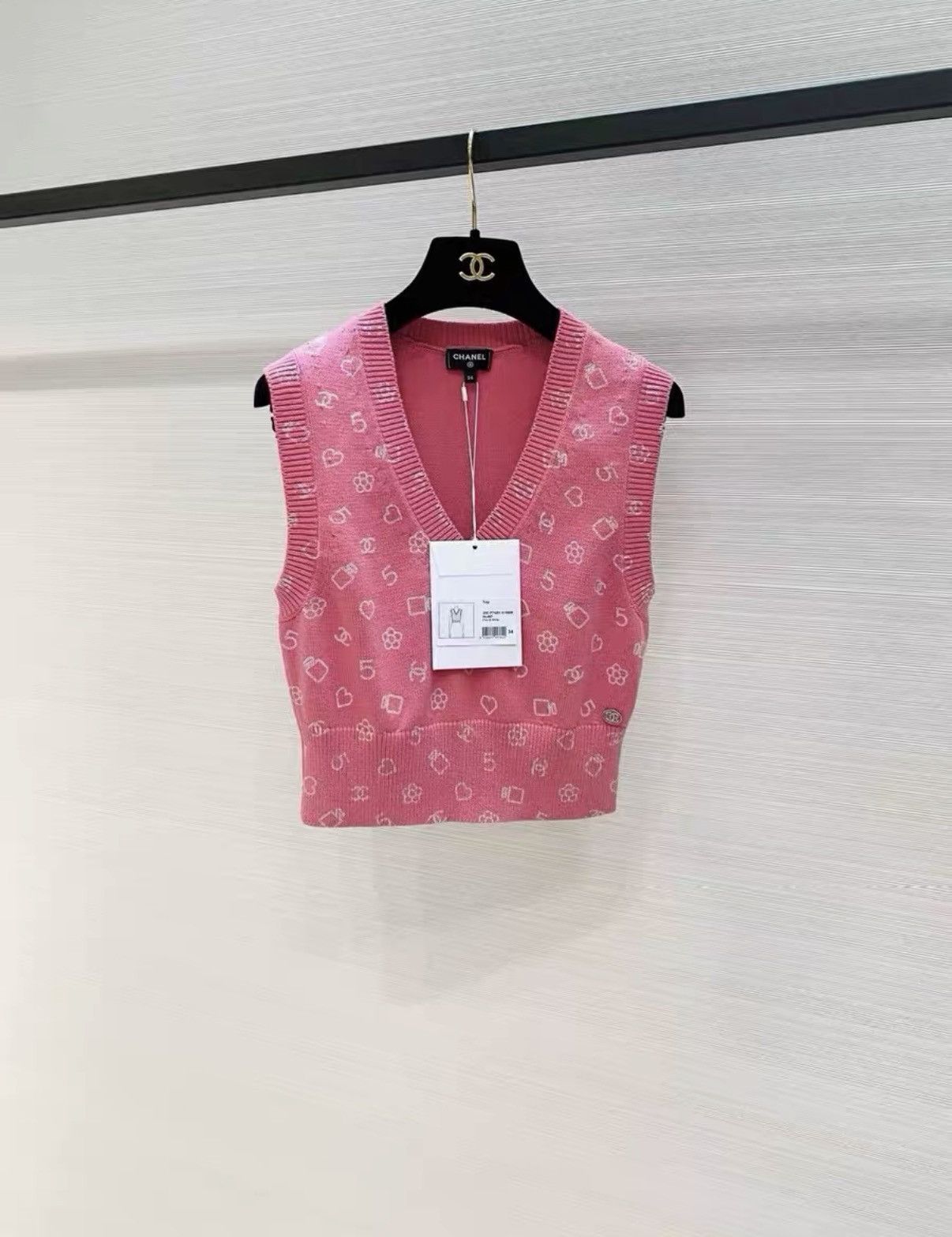 Chanel Chanel 2023 Stylish Pink Knit Vest Gilet J33 Size XXS / US 00 / IT 34 - 1 Thumbnail