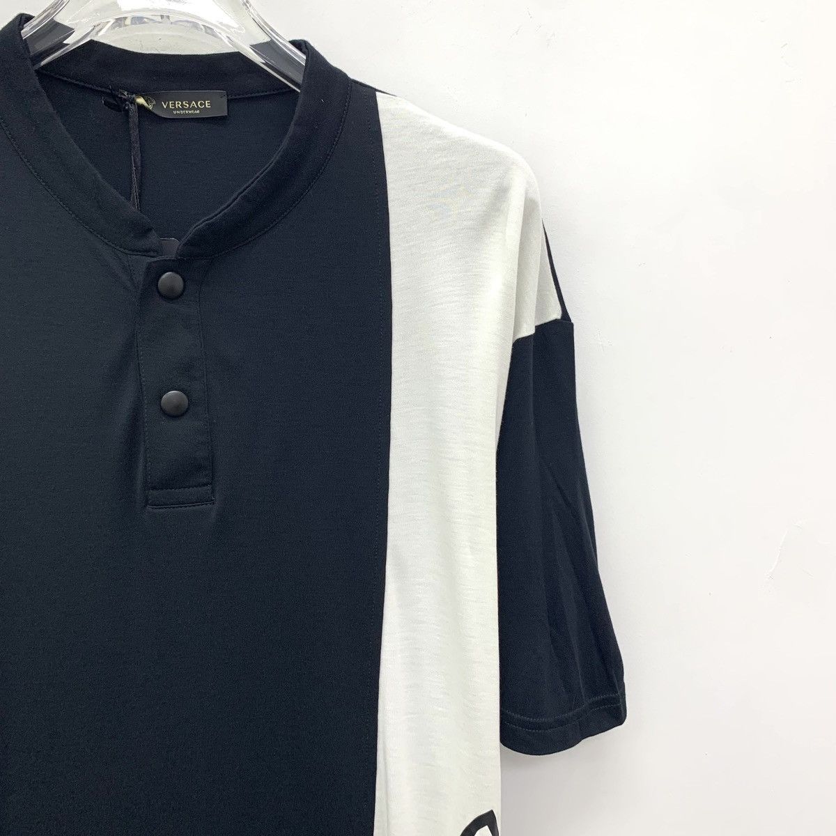 Versace Versace Block Logo Print Button Short Sleeve T-shirt K26WX Size US L / EU 52-54 / 3 - 3 Thumbnail
