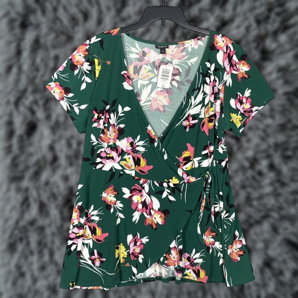 Torrid Torrid Women's Blouse Surplice Wrap Floral Green Size 2X Plus V-Neck Short Sleeve Side Tie Bohemian City Floral Accents Women Size XXL / US 16-18 / IT 52-54 - 1 Thumbnail