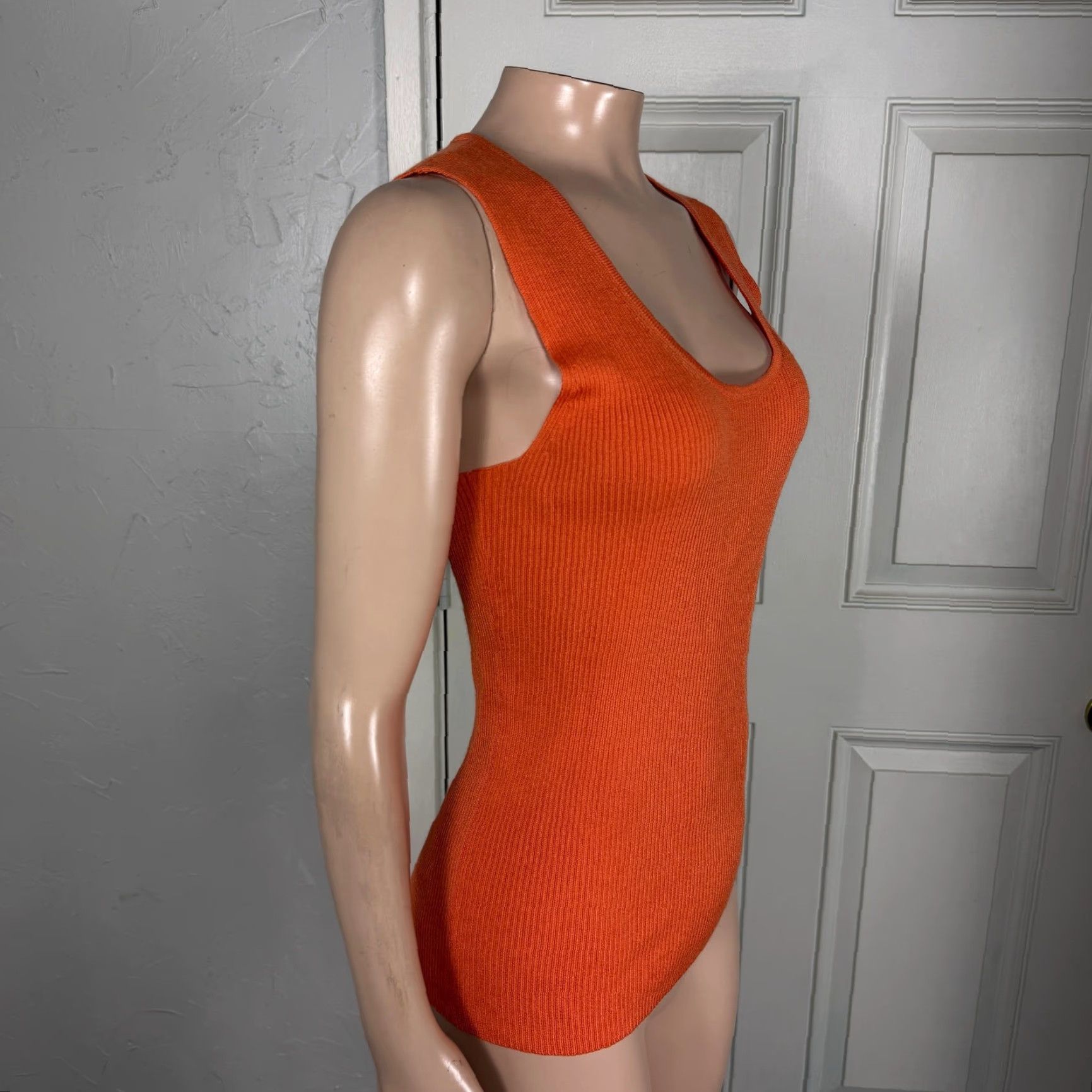 St. John St John Top Shirt Tank Sleeveless Sweater Blouse Knit Crew Neck S Ivory Womens Size S Pullover Vintage No Size S / US 4 / IT 40 - 4 Thumbnail