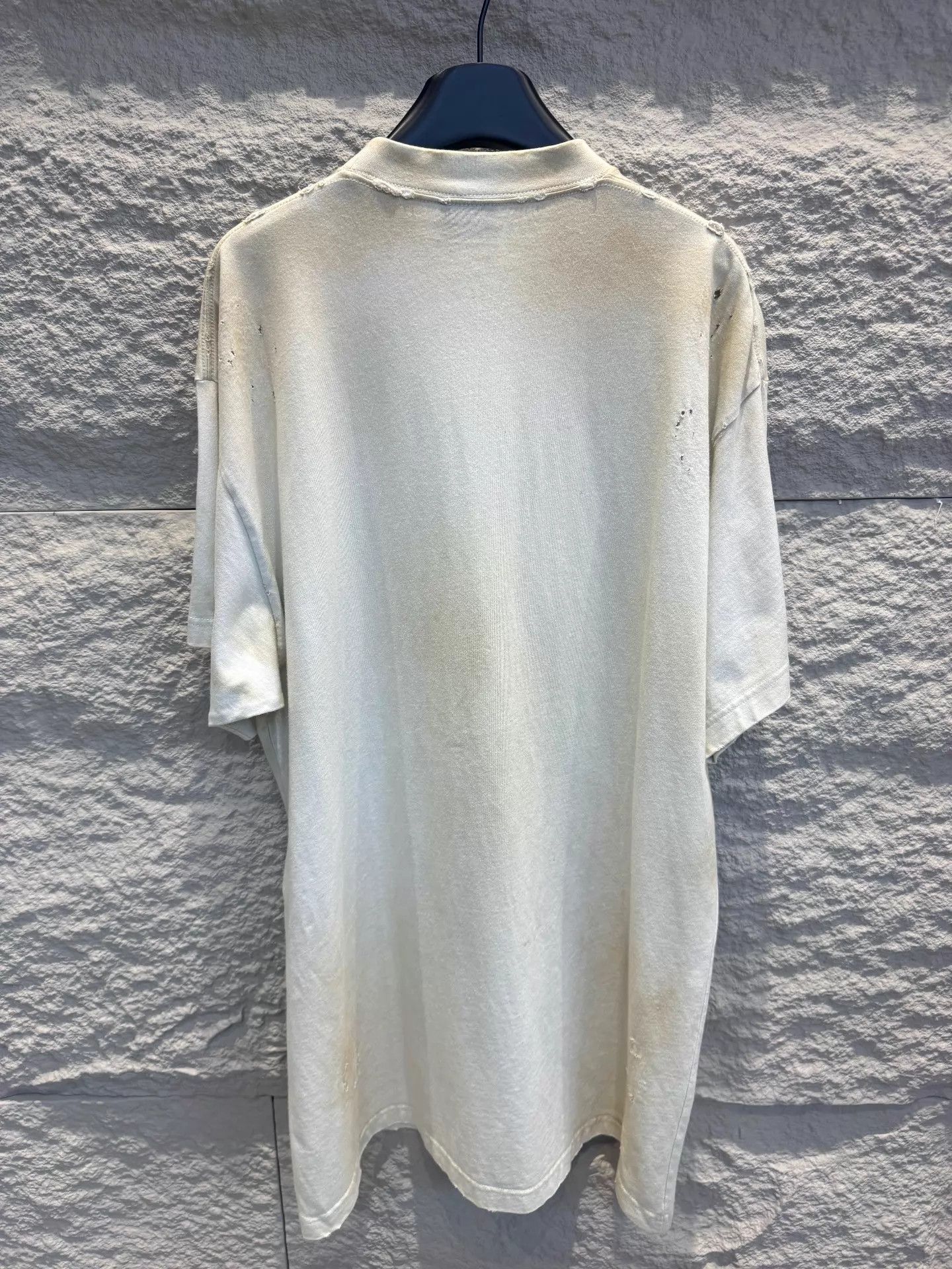 Balenciaga Balenciaga x Man Utd Distressed Embroidered Badge T-Shirt Size US S / EU 44-46 / 1 - 4 Thumbnail