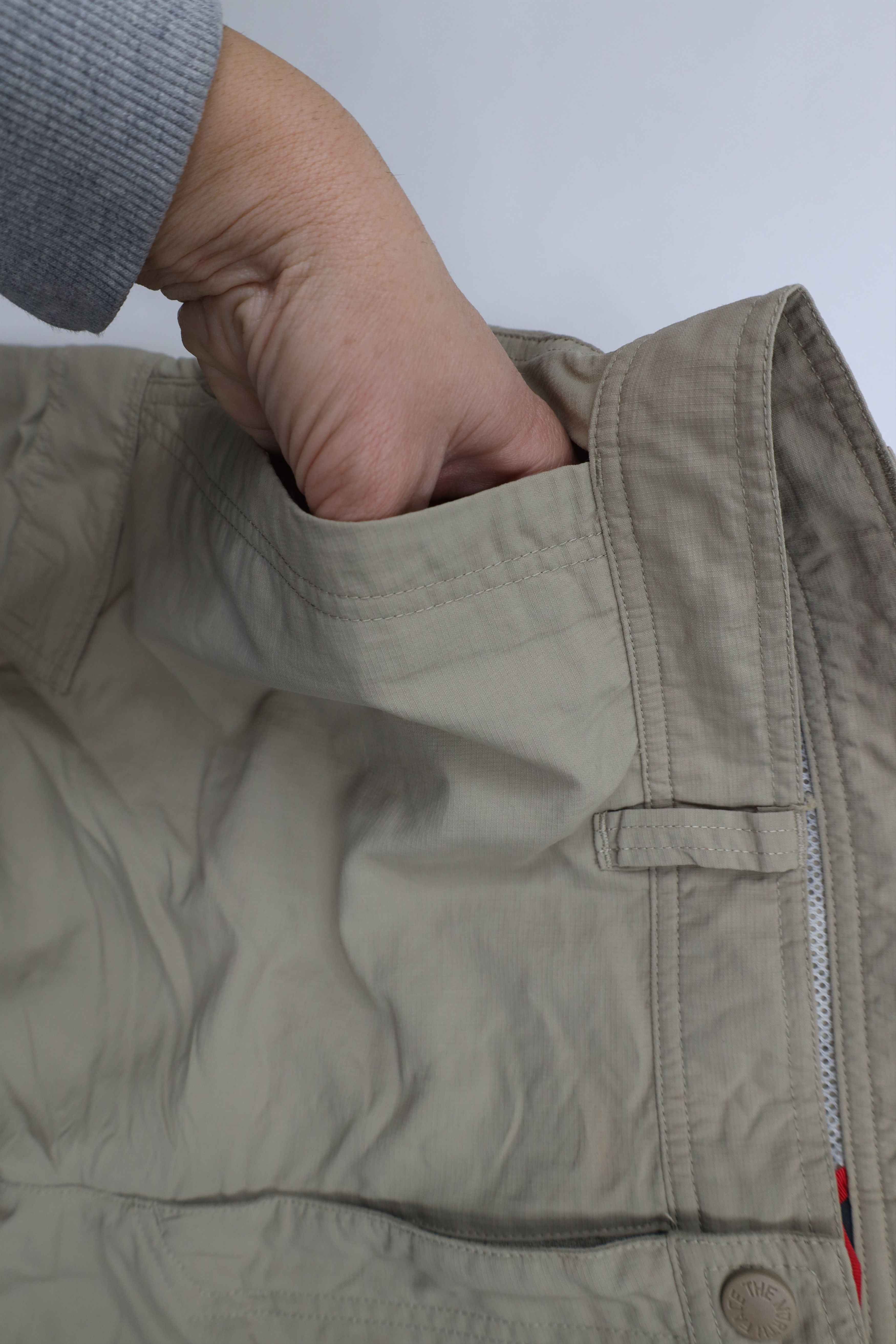 The North Face × Vintage The North Face Hiking Above Knee Cargo Shorts Beige Nylon Size US 36 / EU 52 - 7 Thumbnail
