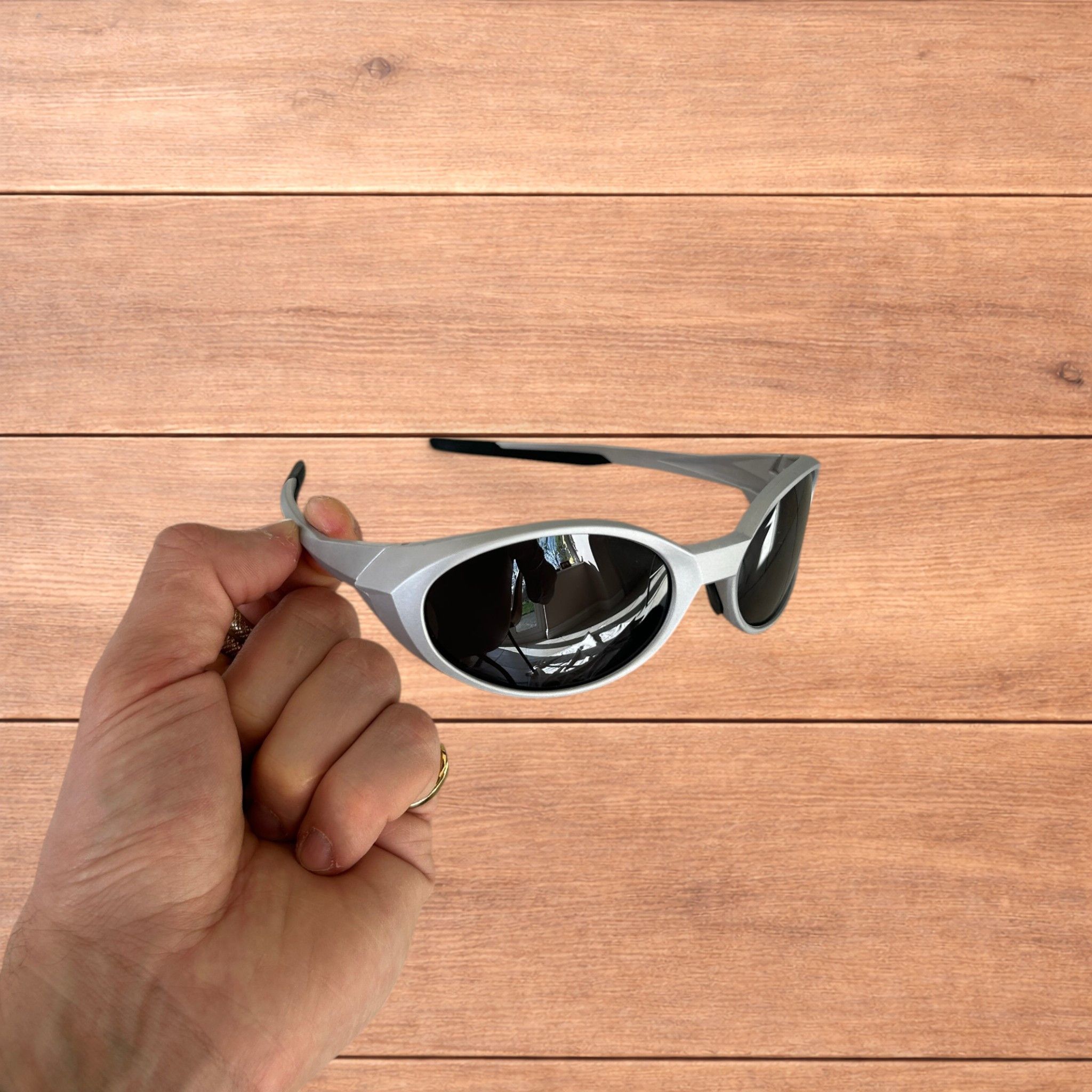 Japanese Brand Mirrored polarised sunglasses in silver with black lens. Size ONE SIZE - 2 Thumbnail