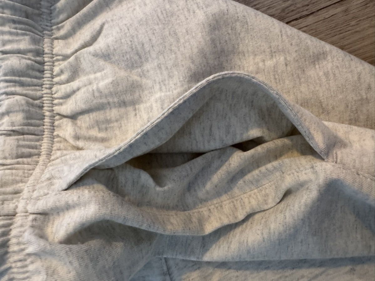 Fear of God FEAR OF GOD ESSENTIALS Sweatpant in Oatmeal Heather Size 28" / US 6 / IT 42 - 3 Thumbnail
