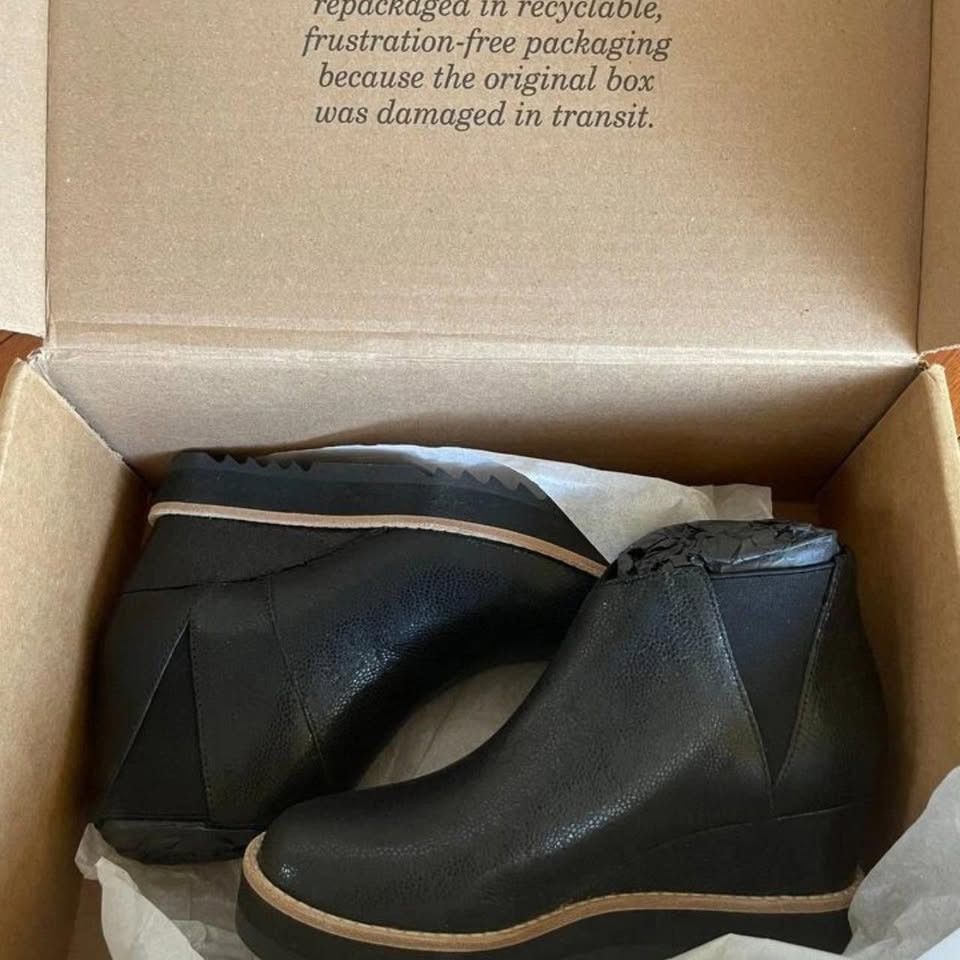 Eileen Fisher Eileen Fisher Caddy Black Embossed Size 5.5 (SAVE $104.00) Size US 5.5 / IT 35.5 - 8 Thumbnail