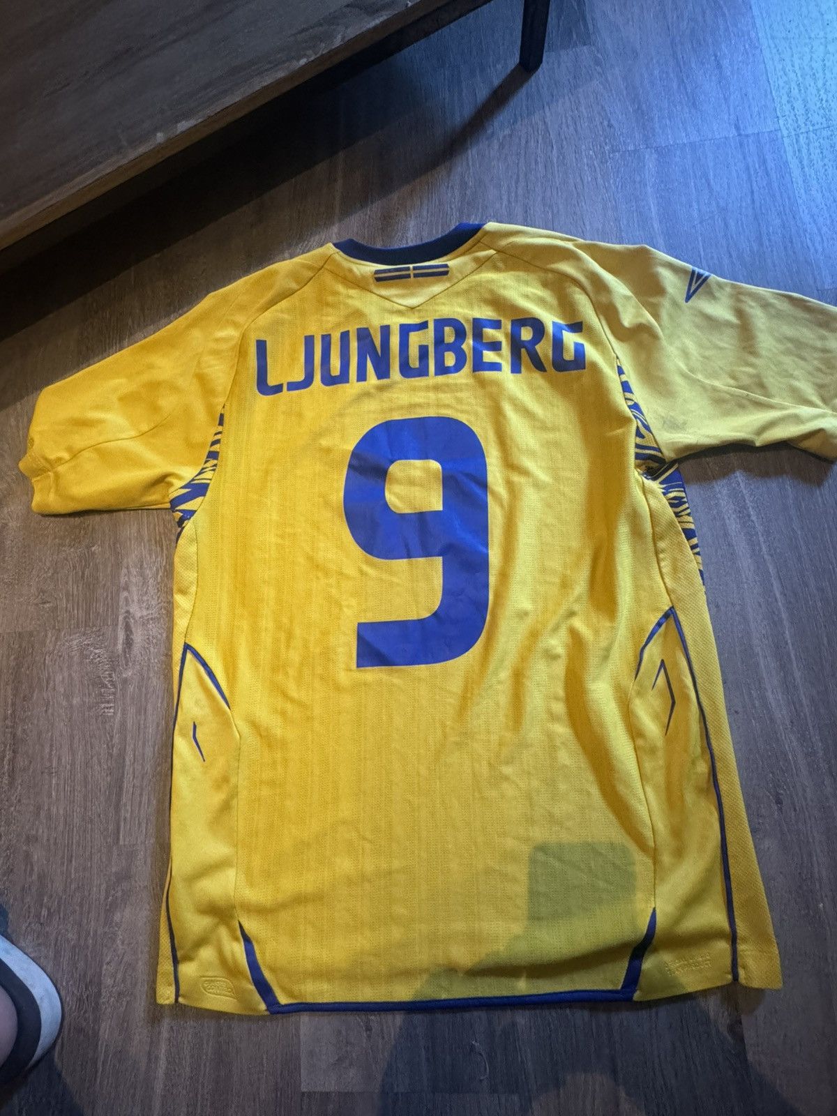 Umbro SWEDEN 2006 2007 HOME FOOTBALL JERSEY #9 LJUNGBERG Size US M / EU 48-50 / 2 - 2 Thumbnail