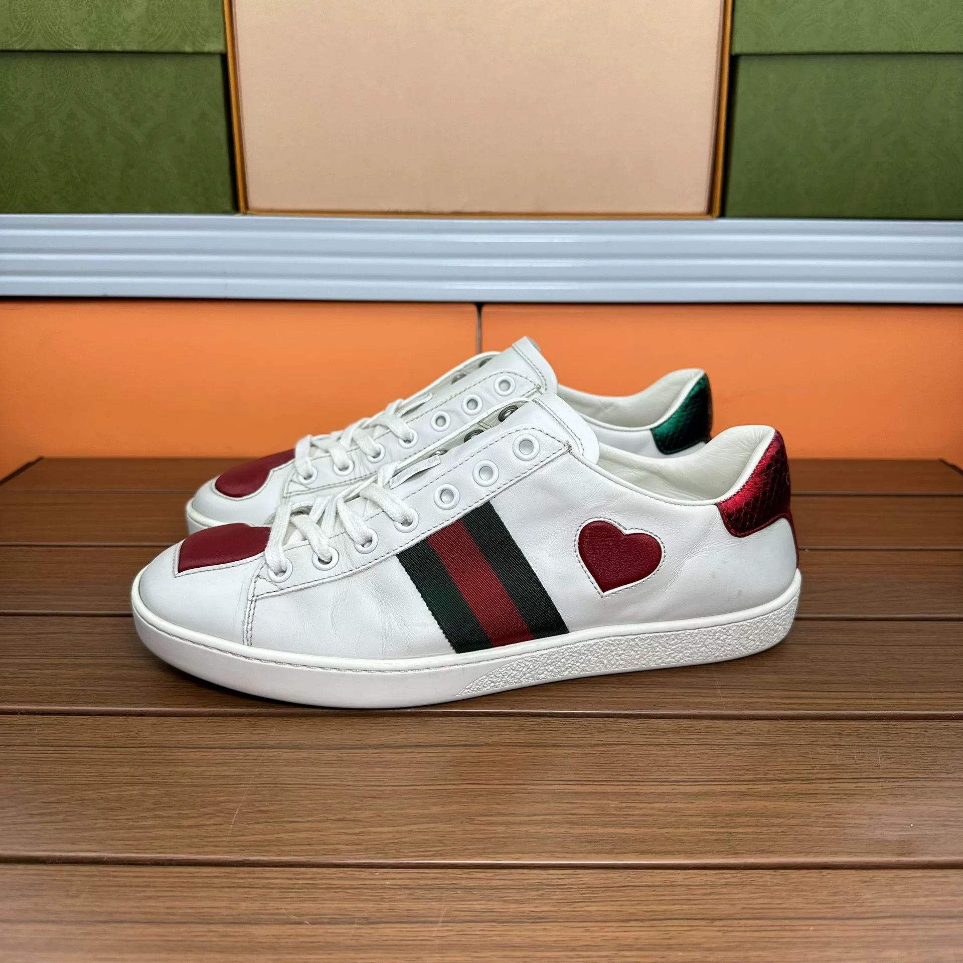 Gucci Gucci White Lowtop Sneakers it_37-5 Women Size US 7.5 / IT 37.5 - 1 Thumbnail